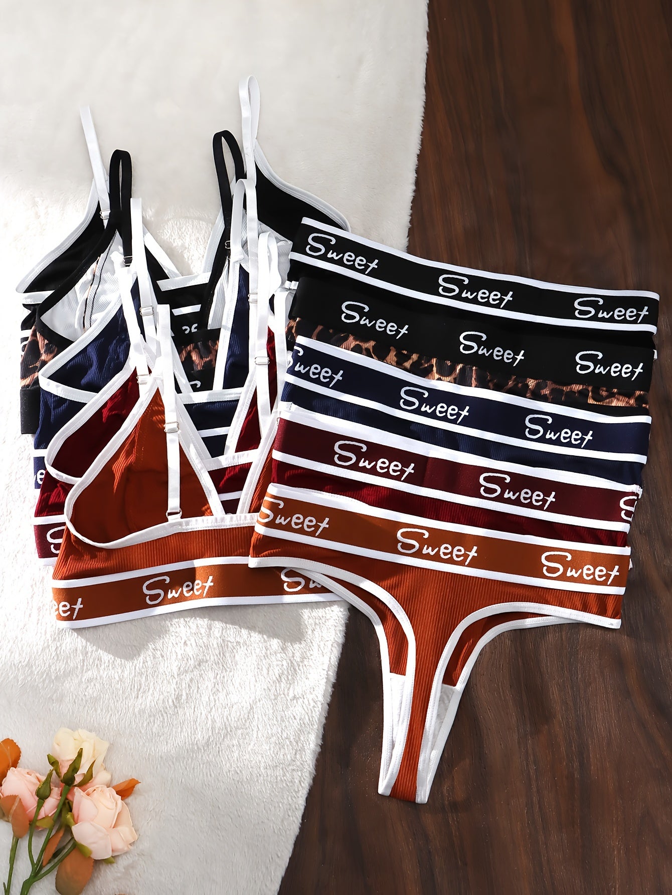 Ayollar uchun vintage uslubidagi 5 qismli ichki kiyim to'plami uchburchakli kubik sport brassiy va orqa qismi ochiq thongdan iborat. Polyester va elastan aralashmasidan tayyorlangan trikotaj mato.