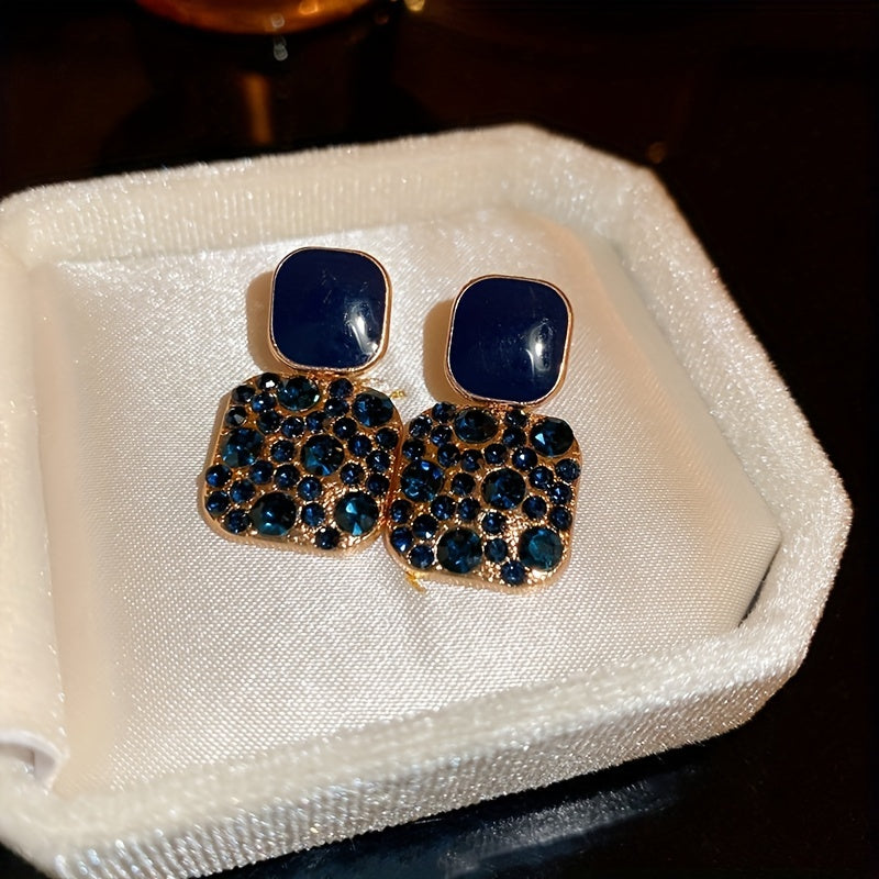 Zarif banket ziyofatlari uchun rhinestone va qotishma dizayni bilan bezatilgan hashamatli kvadrat shaklidagi osma sirg'alar.