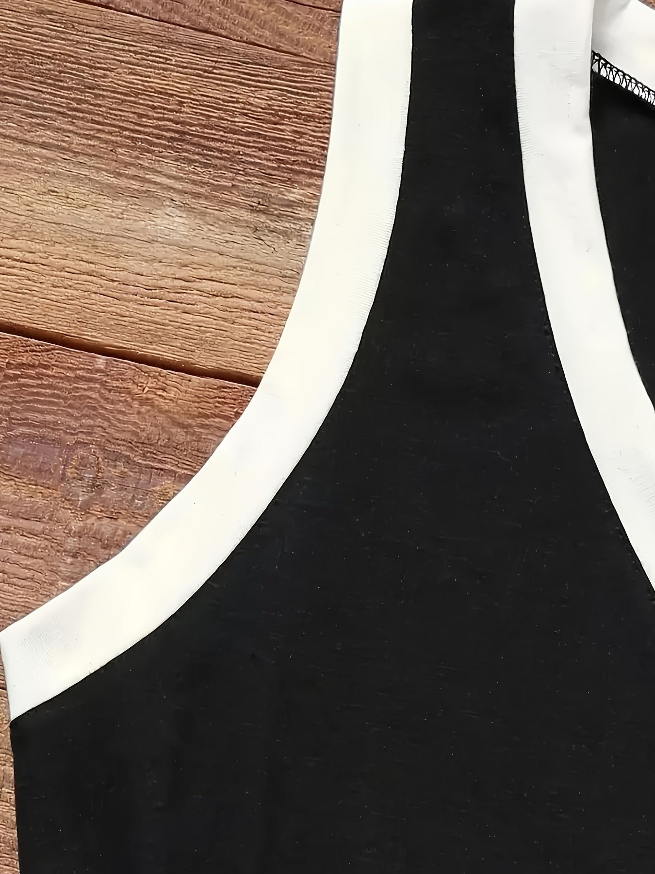 Top sin mangas con cuello en V y bloques de color para mujer talla plus