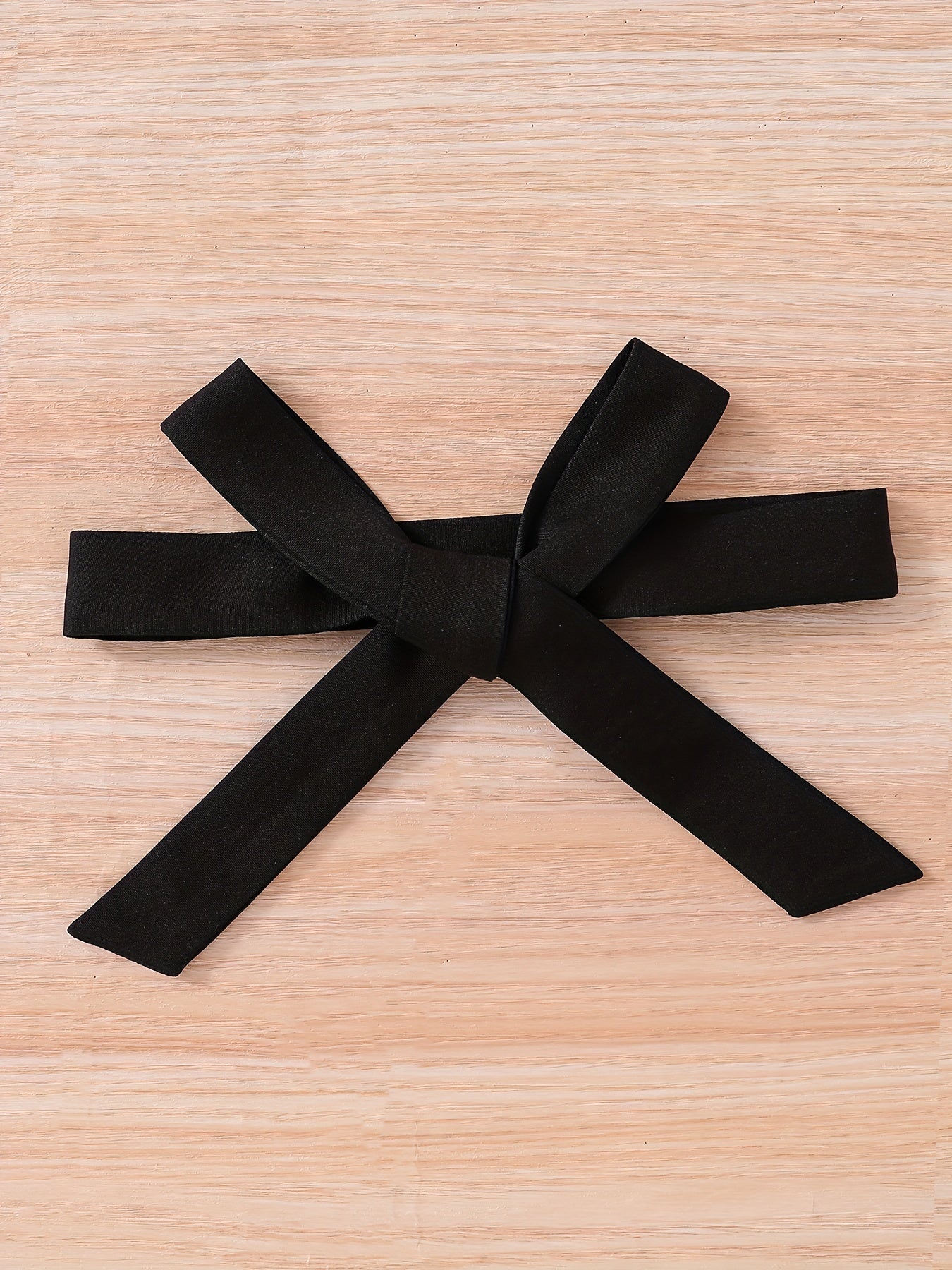 Qizlar uchun nafis 3-qismli to'plam, qisqa blazer, yengsiz kamizel va to'g'ri oyoq shimlaridan iborat, bir rangda. Bahor/kuz moda uchun ajoyib.