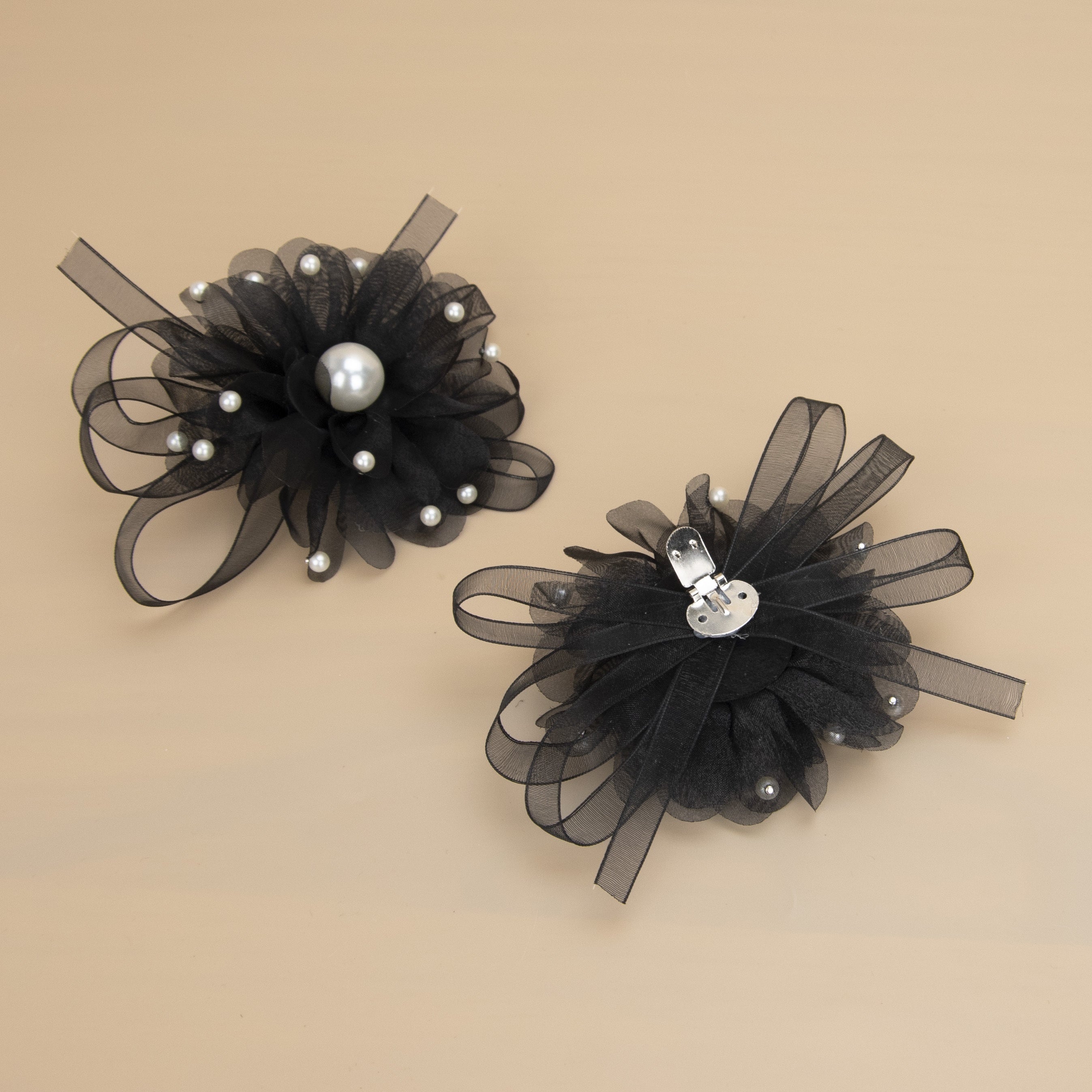 Ayollar uchun qora gullü incil bilan ajraladigan poyabzal kliplari, buklangan tül bilan bog‘langan qoqimli bow