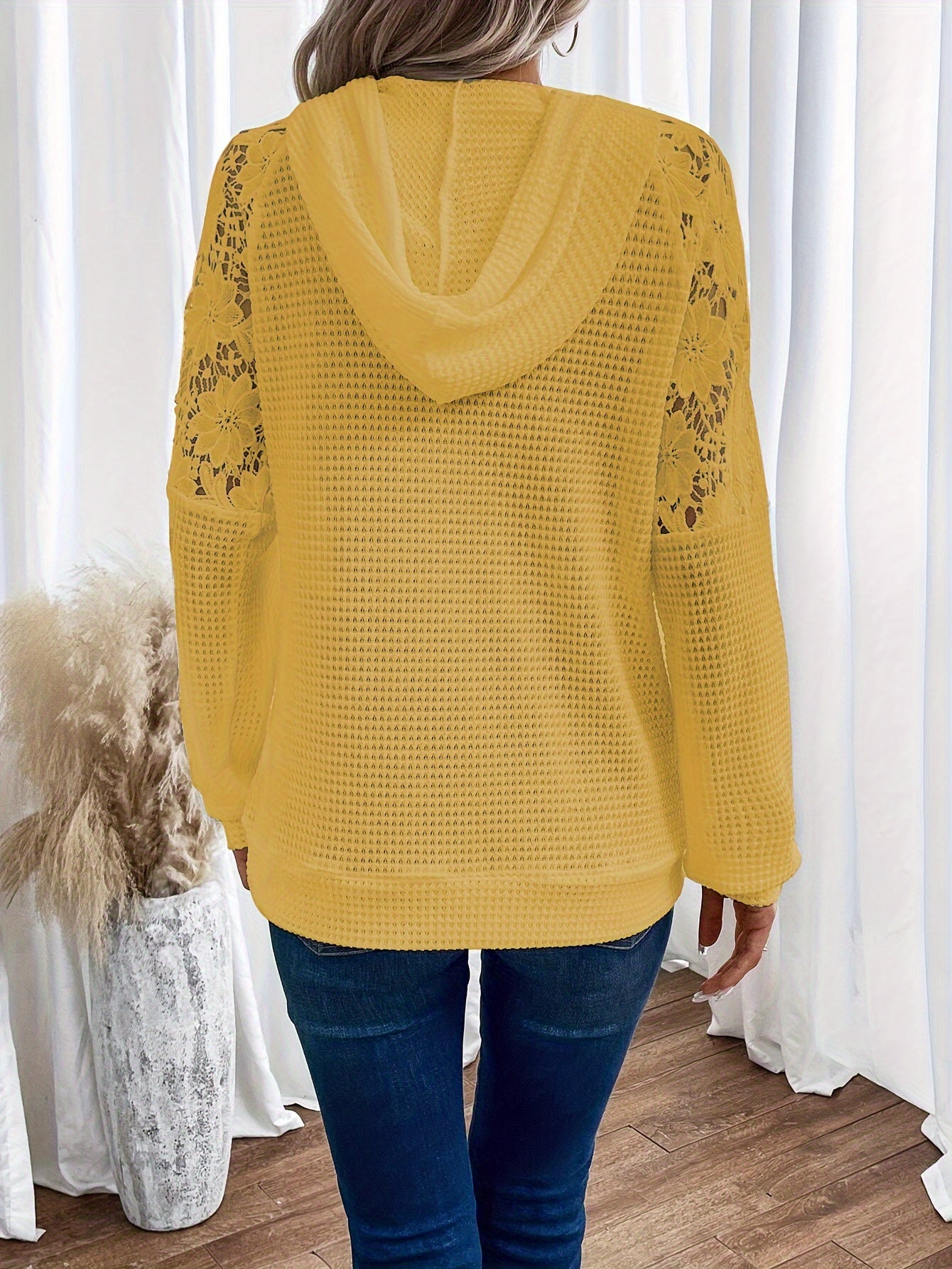 Тёплый свитшот для женщин больших размеров с кружевной вставкой и лоскутным дизайном