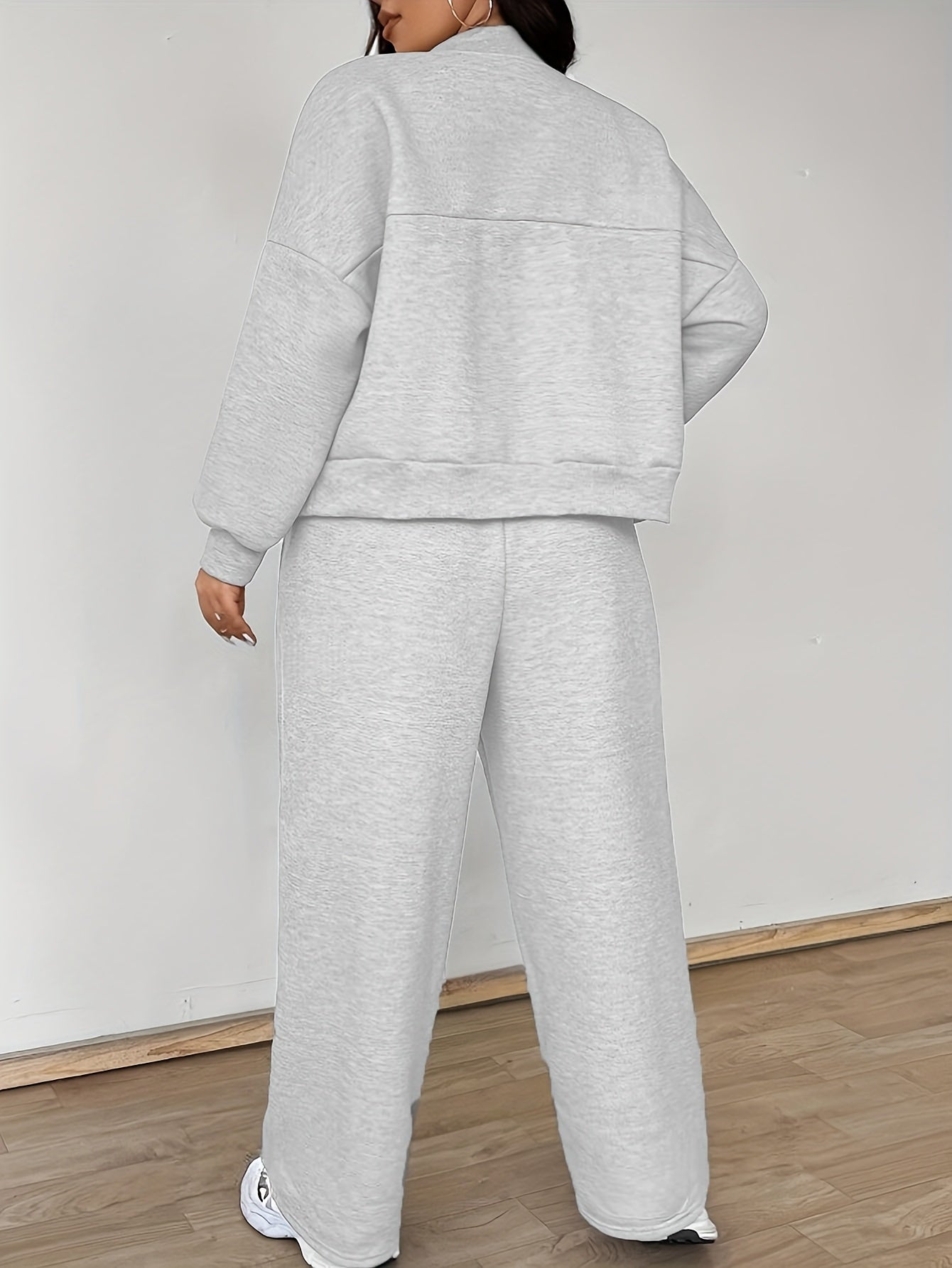 Ayollar uchun plussiz rangli uzun qo'lqopli ko'ylak va sport shimlar to'plami, cho'zilmaydigan polyester matodan tayyorlangan, beysbol yelkasiga ega, sayohat va ochiq havoda faoliyatlar uchun mukammal.