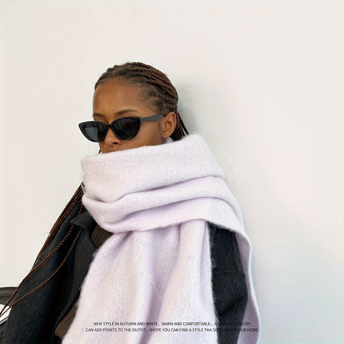 Qalinlangan tassellar bilan qalin rangli qishda sharf