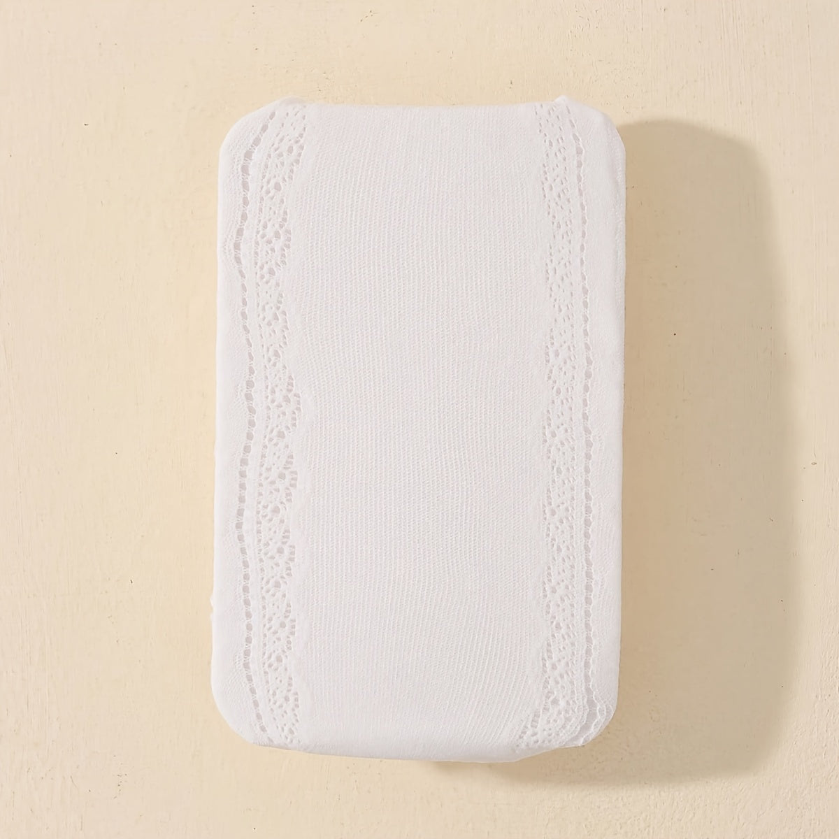 Ikki juft qizlar uchun oq va bej rangdagi prinsessa uslubidagi yurak naqshli paypoqlar, nafas oladigan qulaylik bilan.