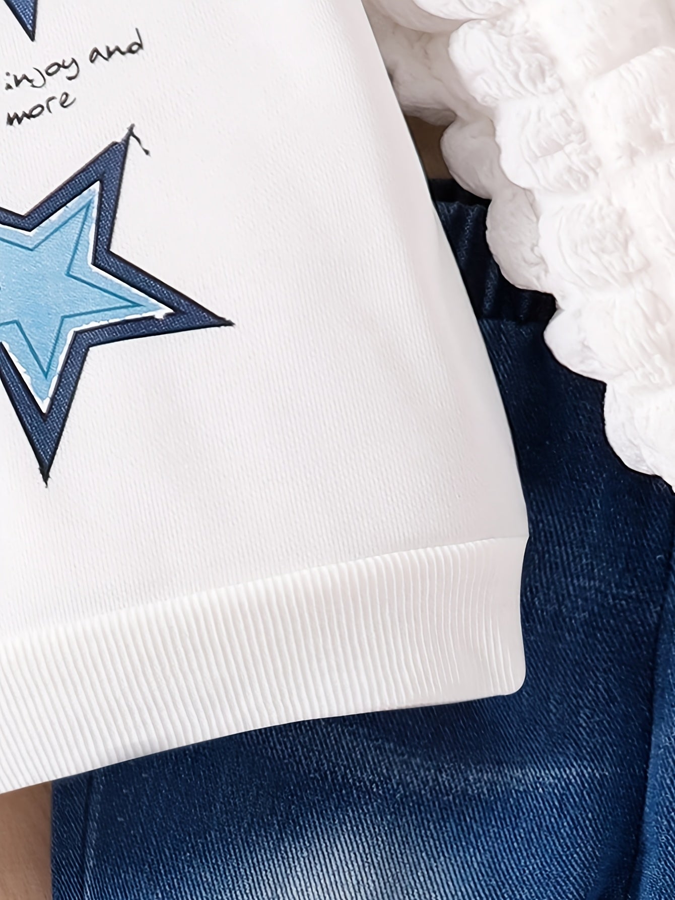 Qizlar uchun 2 qismli kiyim to'plami, multfilm yulduzi va harf bosma puff yengli bluzka, kamon, va bell bottom jinslari - Bahor/Kuz va ochiq havoda faoliyatlar uchun ideal.