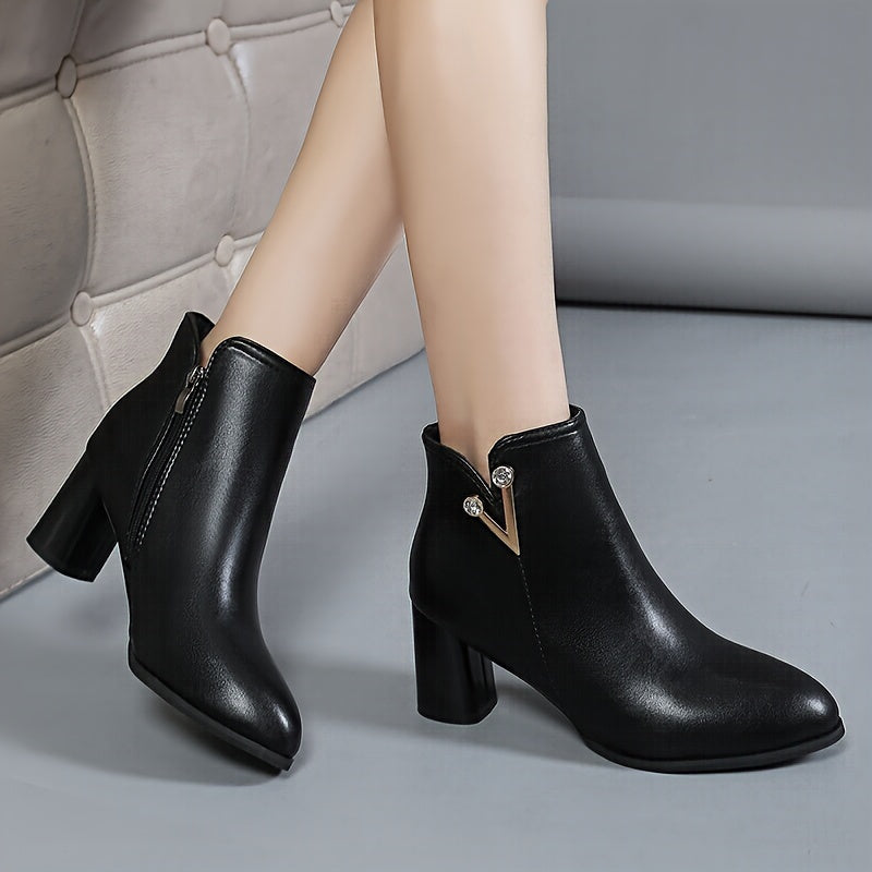 Белые ankle-ботинки для женщин с массивным каблуком, искусственным покрытием, круглым носком, боковой молнией, деталями пряжки, текстильной подкладкой, резиновой подошвой и высоким каблуком.