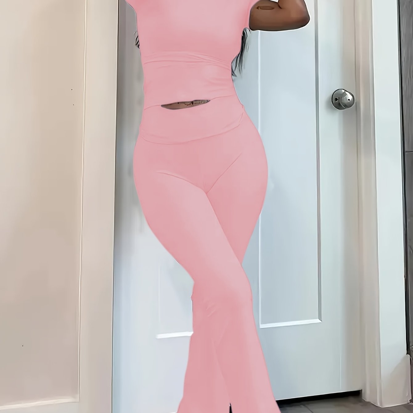 Qisqa yengli krujka bo'yinli, yig'ilgan shimlar bilan ayollar uchun dam olish kiyimlari to'plami