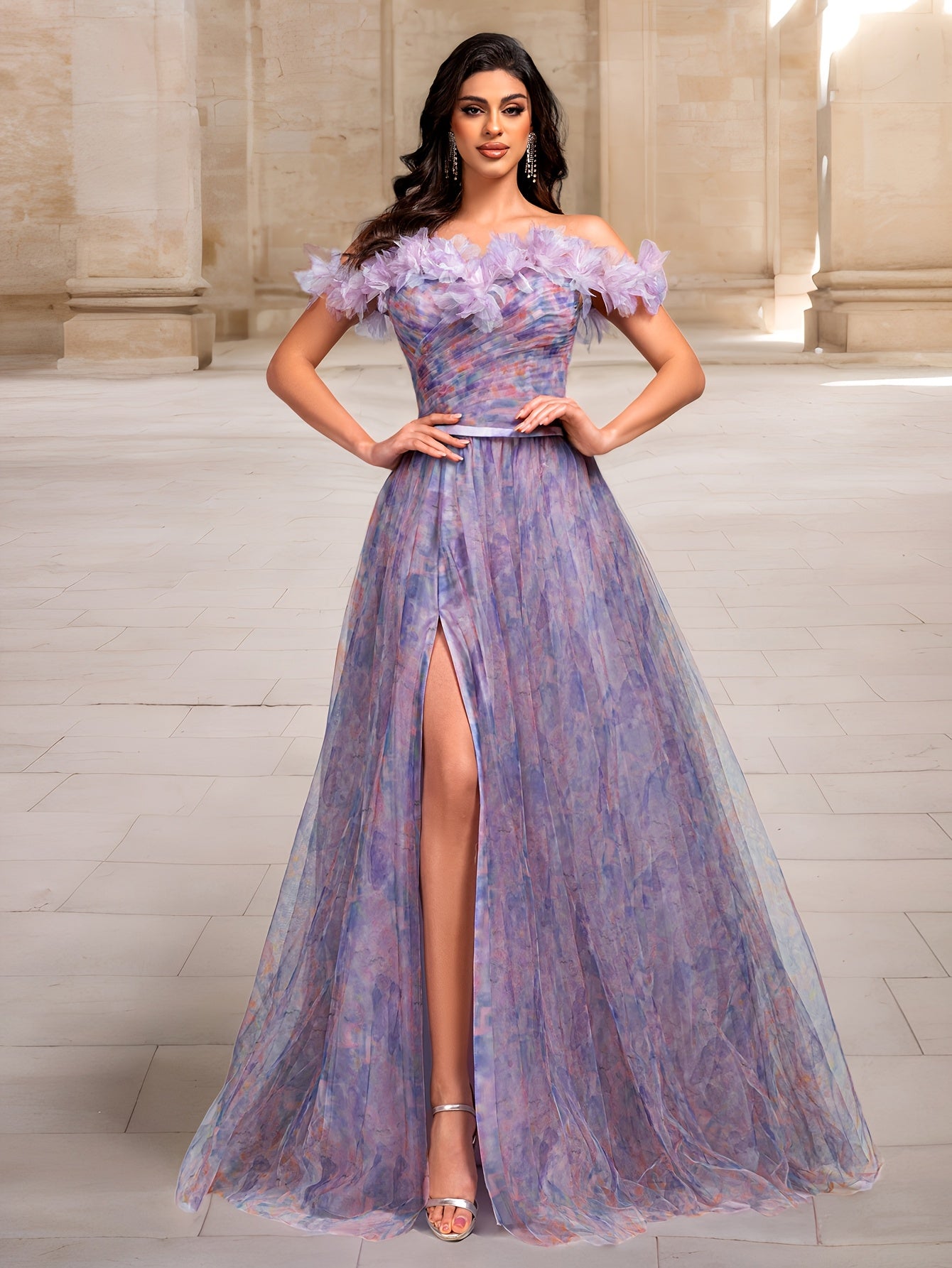 Ajoyib binafsha rangli gullar bilan bezatilgan yelka ochiq kechki libos, polyester tülidan tayyorlangan, yuqori belga ega va to'liq uzunlikda, yuqori qismida yirtilgan kesim bilan rasmiy tadbirlar uchun.