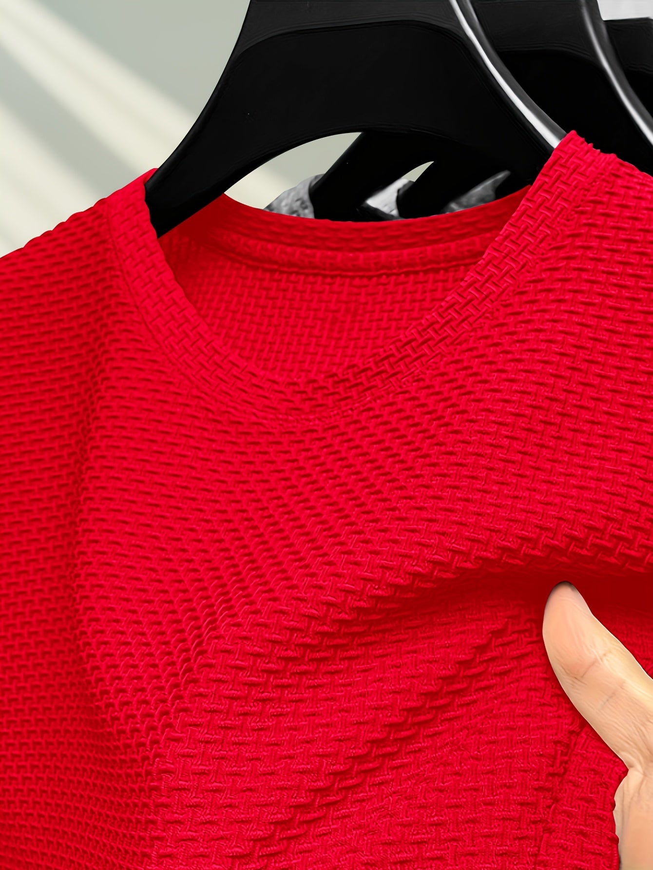 Erkaklar yozgi tasodifiy krujka bo'yinli futbolka, bir rangli to'qilgan matodan, oddiy moslikda. 94% naylon va 6% spandeksdan tayyorlangan, cho'zilmaydigan, lekin qulay cho'zilishga ega. 200gsm og'irlikda, kundalik kiyish uchun mos.