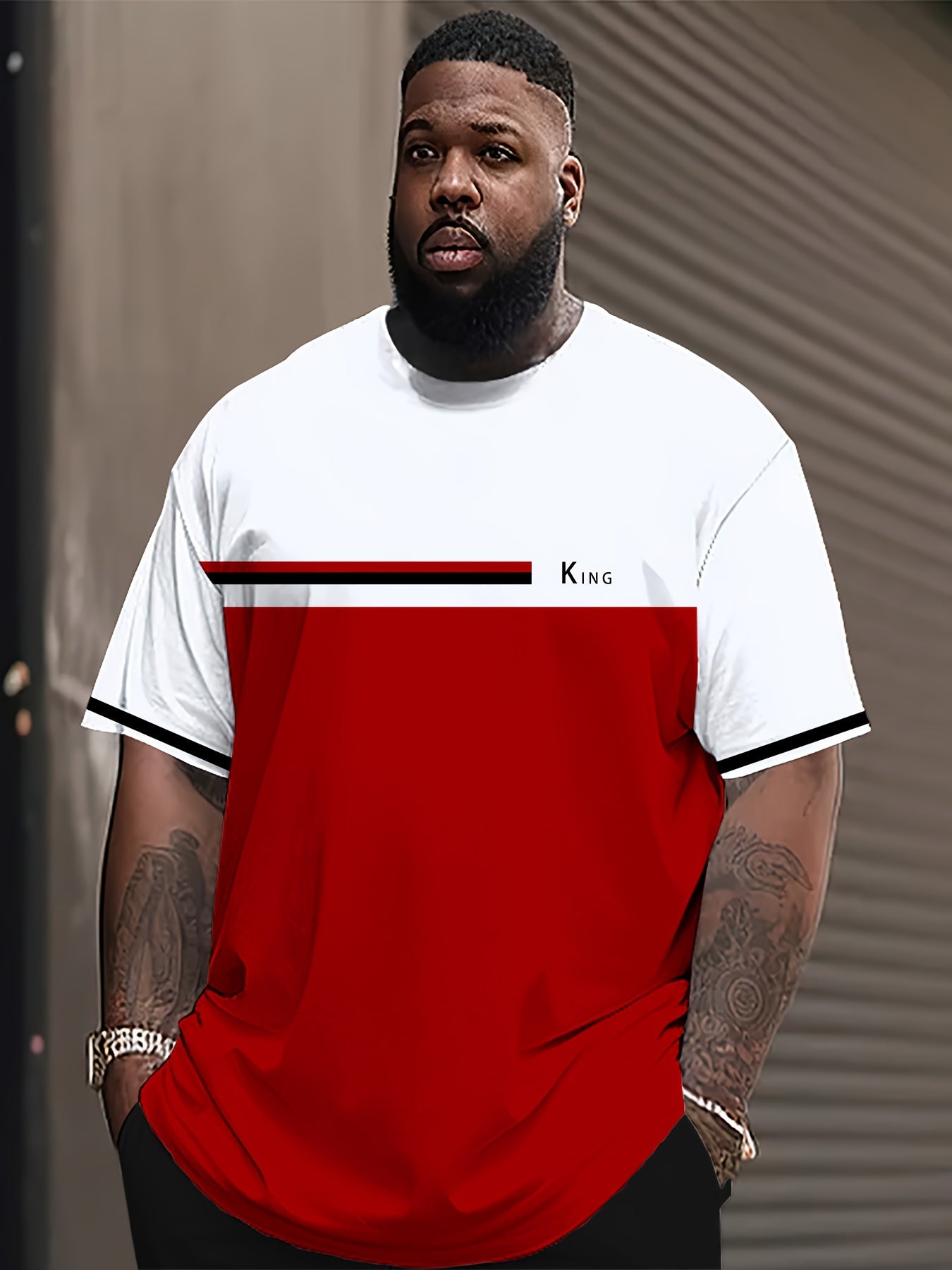 Erkaklar uchun "KING" Rangli Blokli Chiziqli Grafik T-Shirt - Yozgi Faoliyatlar uchun Polyester Aralashmasi Crewneck Qisqa Yengli T-Shirt. Mashinada yuvish mumkin, yozgi tasodifiy kiyim uchun ideal. Cho'ziluvchan mato, katta o'lcham.