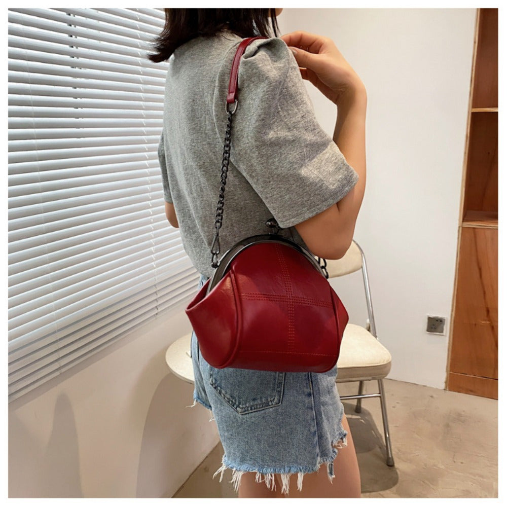 Ayollar uchun Vintage Kiss Lock Clutch kechki sumkasi, Punk Gothic Crossbody dizayni bilan. Oq, qizil yoki qora rangdagi katta sig'imli qobiq dizayniga ega zanjirli yelka sumkasi.