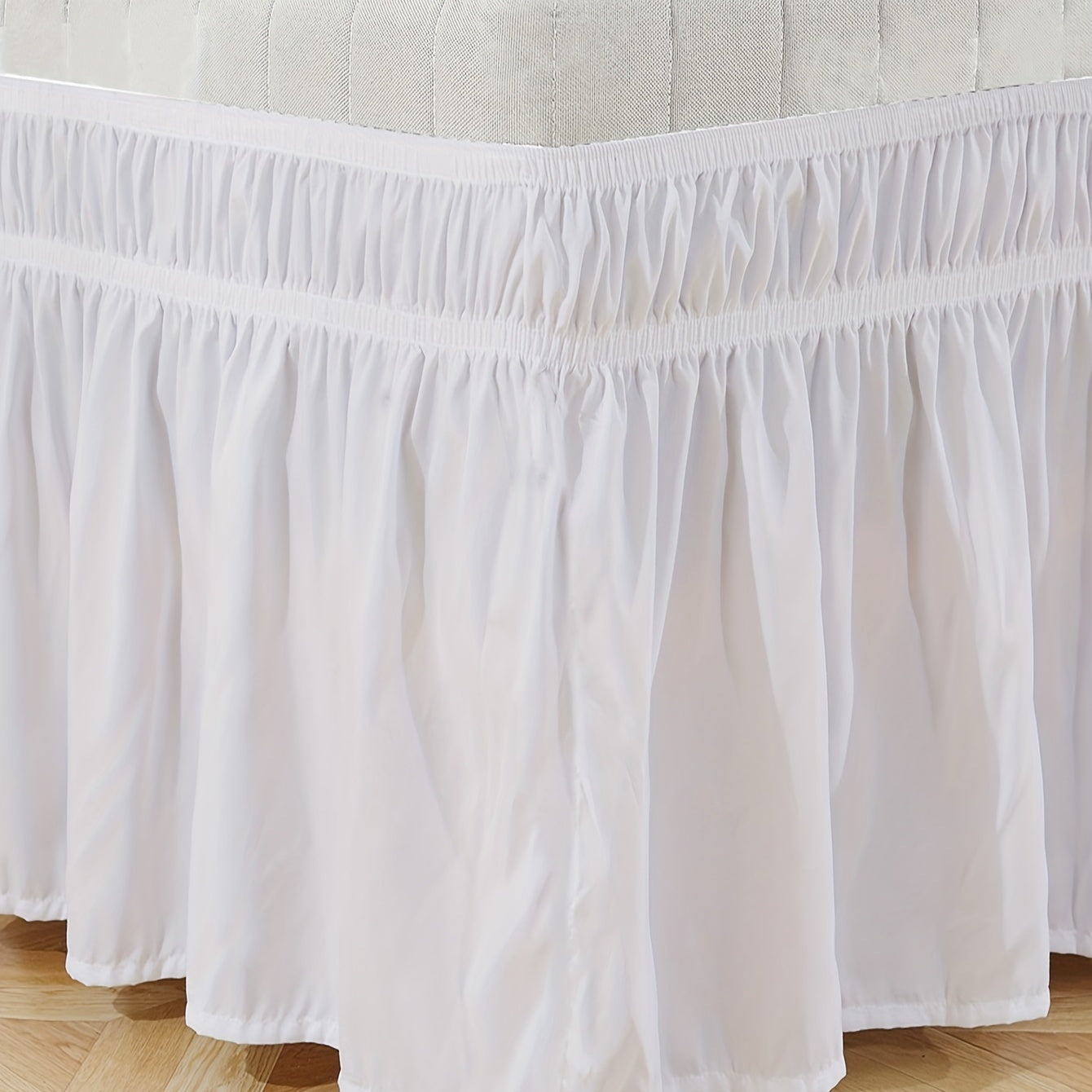 Toza rangdagi elastik yostiq qoplamasi, yumshoq yotoq jihozlari, qulay va bardoshli foydalanish uchun lotus bargi qirralari dizayni, yotoqxona yoki mehmonxonada. Teriga do'st material.