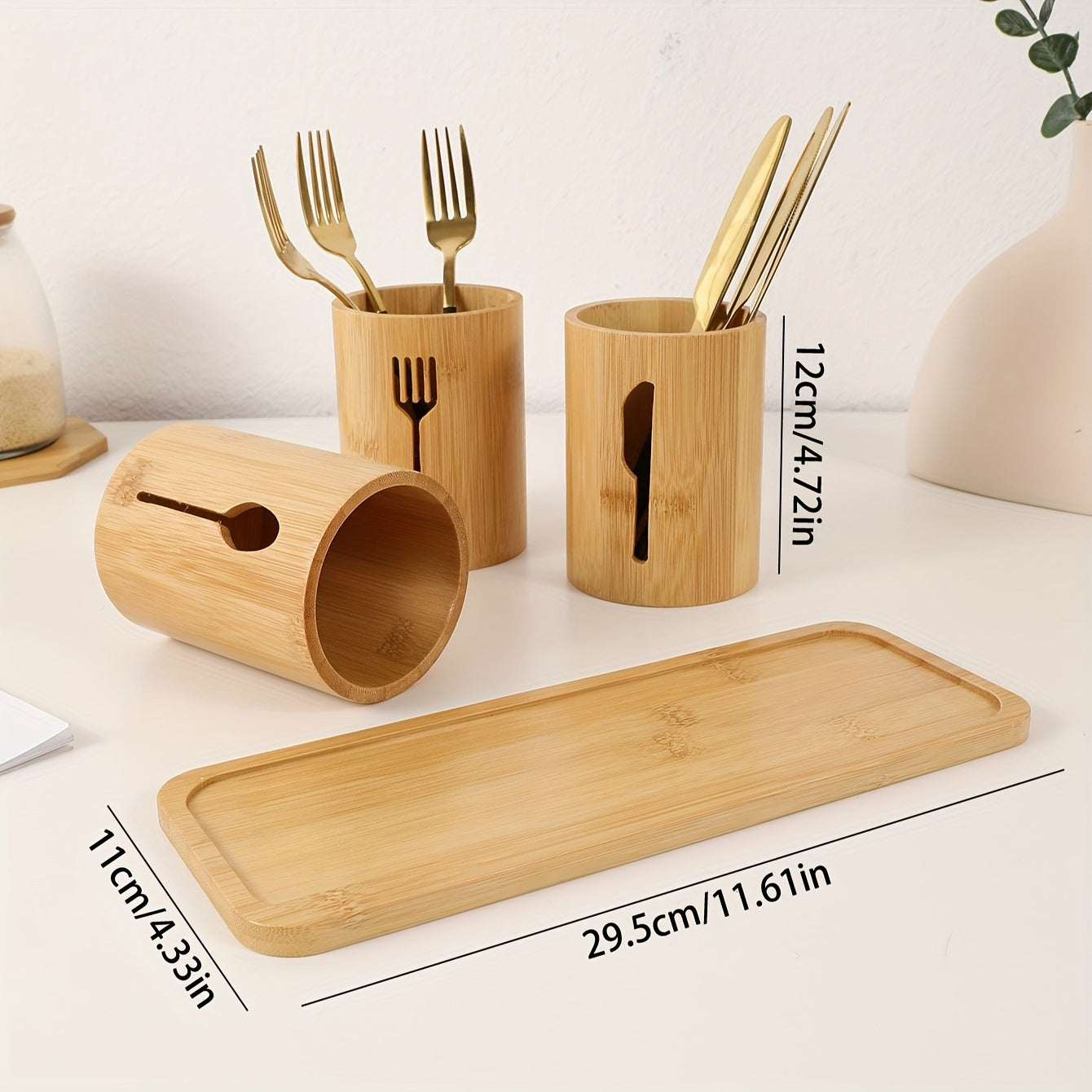 Yagona Tableware Storage Bucket yoki to'rtlik to'plamni tanlang, ularga pichoq, vilkalar va qoshiq uchun uchta Kitchen Utensil Storage Buckets kiradi, barchasi Bamboo Tray Base ustida joylashgan.