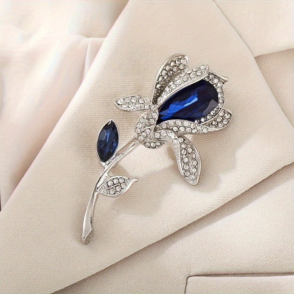 Элегантная, сверкающая кристальная брошь, украшенная роскошными лилиями - идеальный изысканный аксессуар для любого стильного наряда.