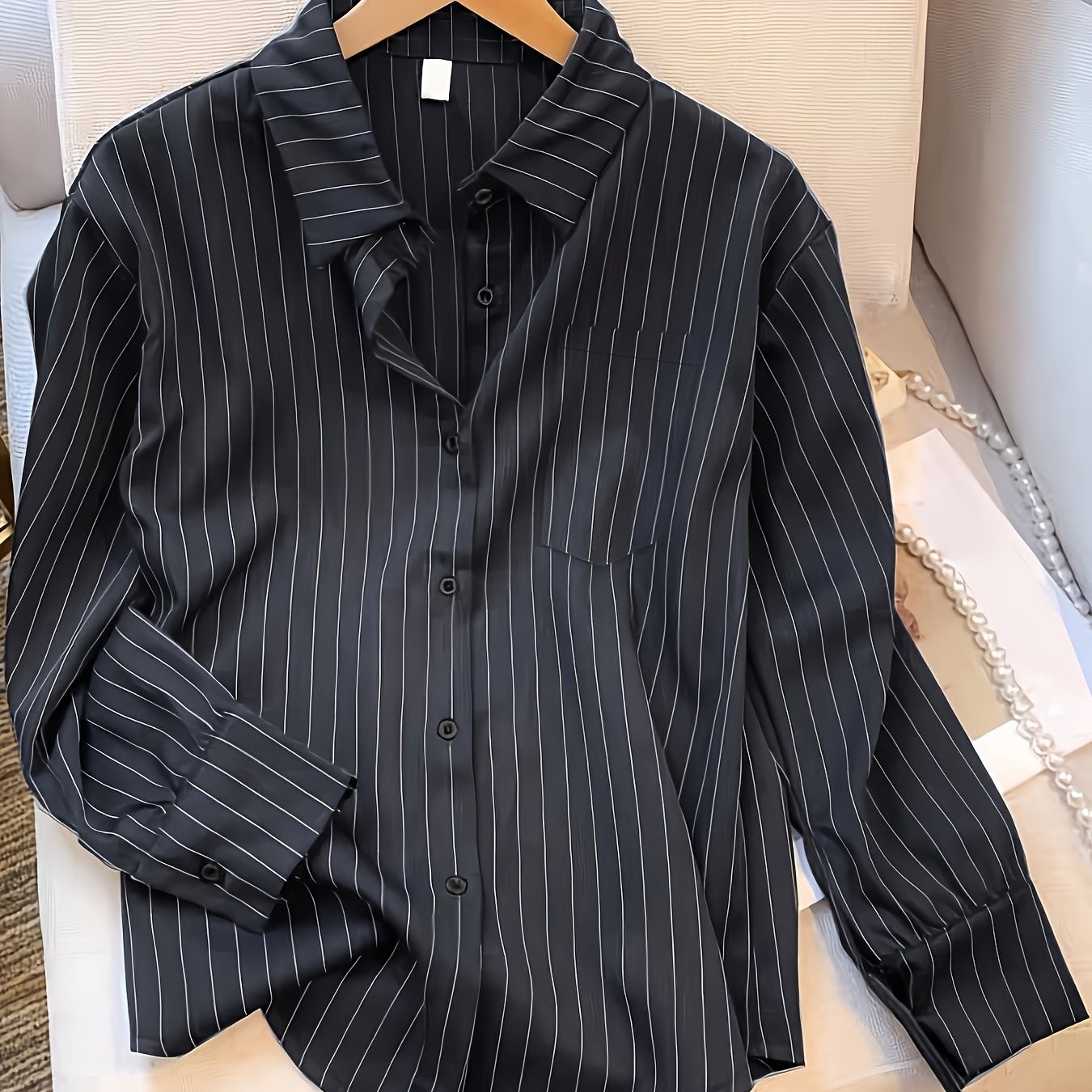 Chiziqli tugmachali ko'ylak, cho'ntaklari bilan, bahor va kuz uchun mukammal.