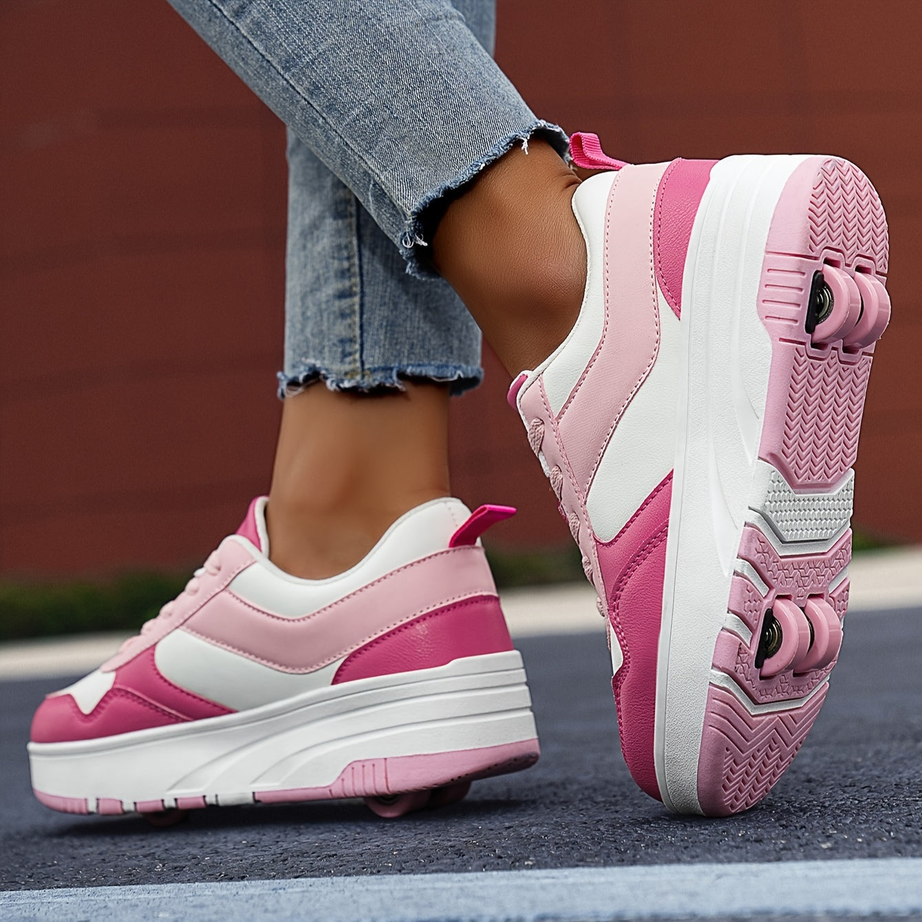 Yoshlar uchun pushti va oq dizayndagi retro uslubidagi moda rolikli konkilar, sozlanadigan qistirma tasmalari va nafas oladigan material. Partiyalar, sport va tasodifiy kiyimlar uchun mukammal. Mustahkam TPR.