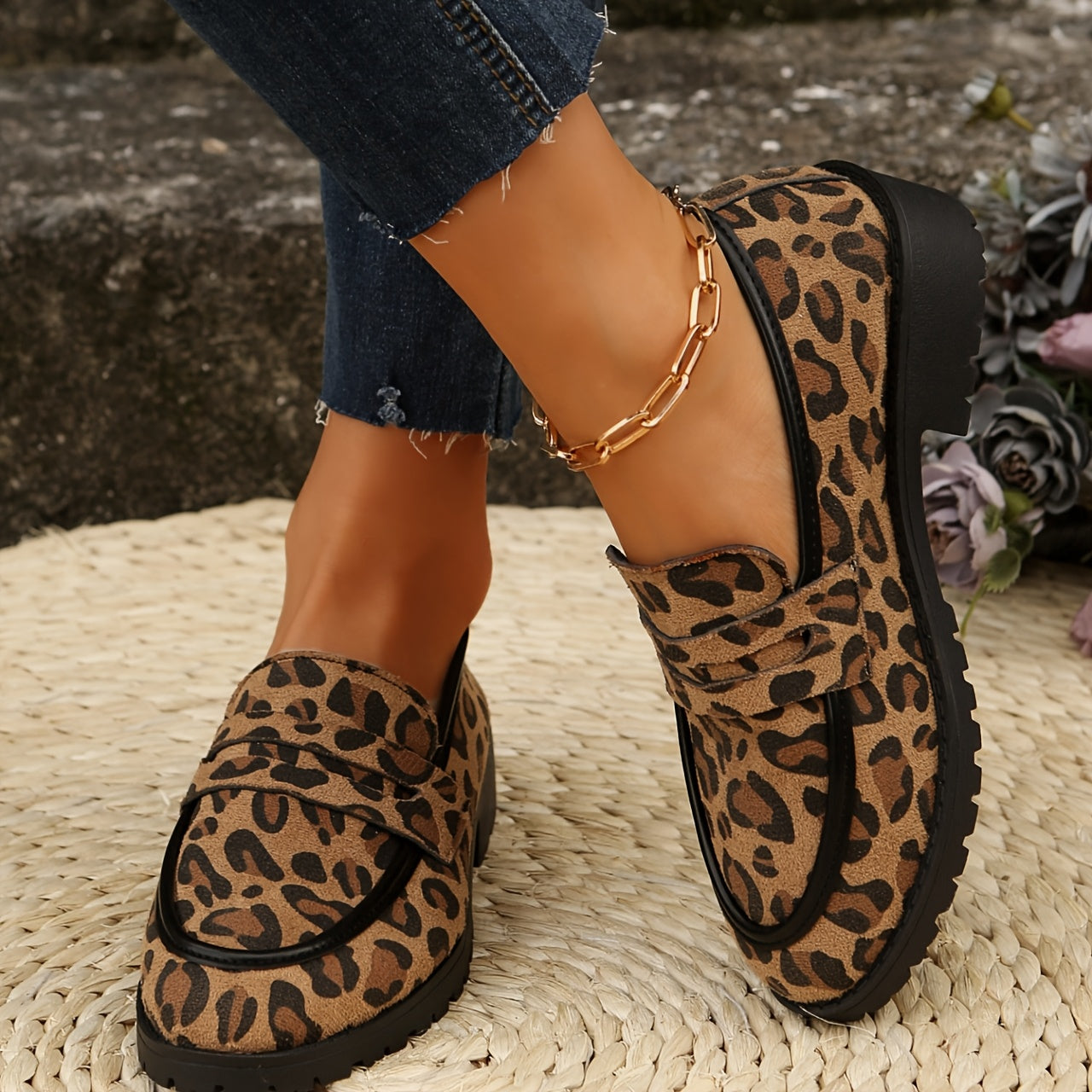 "Leopard Print Loafers: Yuqorisi mato, yumaloq barmoq, kauchuk taglik, soxta qoplamali ichki taglik bilan slipp-on tekis poyabzal. Har mavsum uchun mukammal bo'lgan, zamonaviy Koreya va Britaniya moda dizayni bilan ko'p maqsadli poyabzallar."