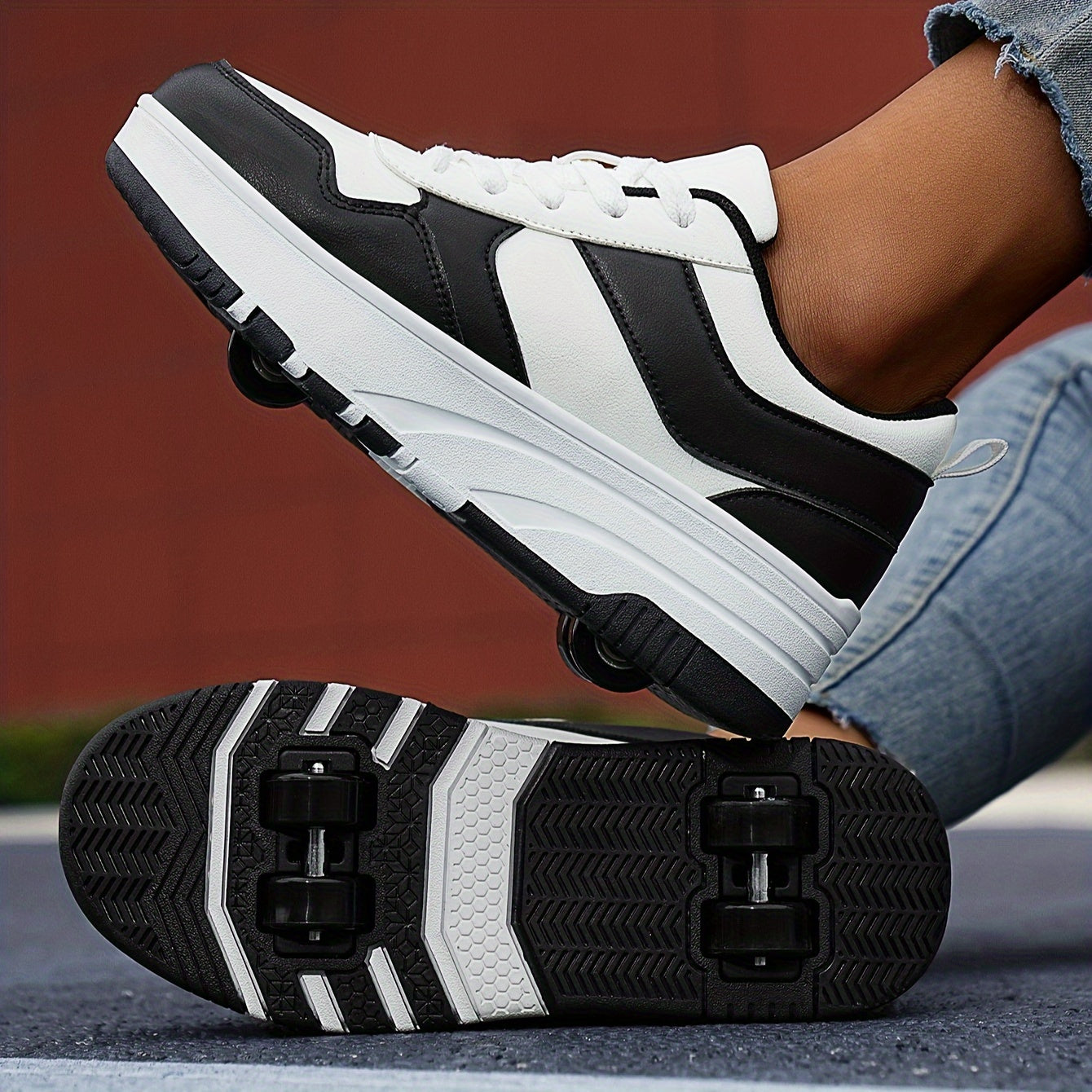 Yoshlar uchun pushti va oq dizayndagi retro uslubidagi moda rolikli konkilar, sozlanadigan qistirma tasmalari va nafas oladigan material. Partiyalar, sport va tasodifiy kiyimlar uchun mukammal. Mustahkam TPR.