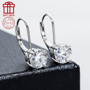 Роскошные и элегантные, эти великолепные серьги изготовлены из серебра 925 пробы и украшены ослепительным камнем моиссанит. Гипоаллергенные и легкие, весом примерно 2,1 г, они станут идеальным подарком для стильной девушки, которая любит сверкать.