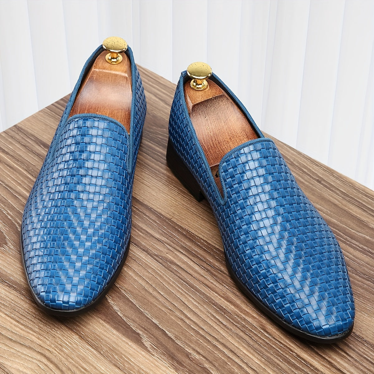 Qora va oltin rangdagi to'qilgan PU ustki va kauchuk taglikka ega, tasodifiy yoki ish kiyimlari uchun mos keladigan slip-on loferlar.