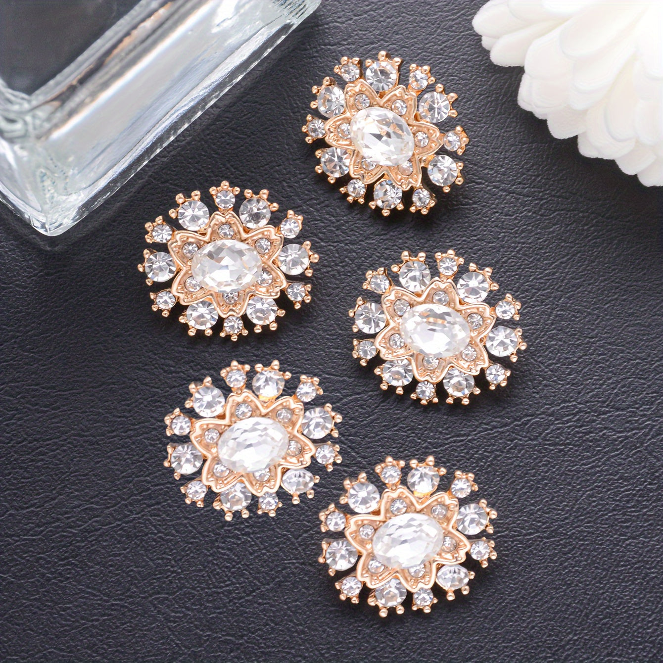 Kiyimlar, sviterlar, blazerlar uchun besh ta rhinestone zink alloy tugmasi to'plami