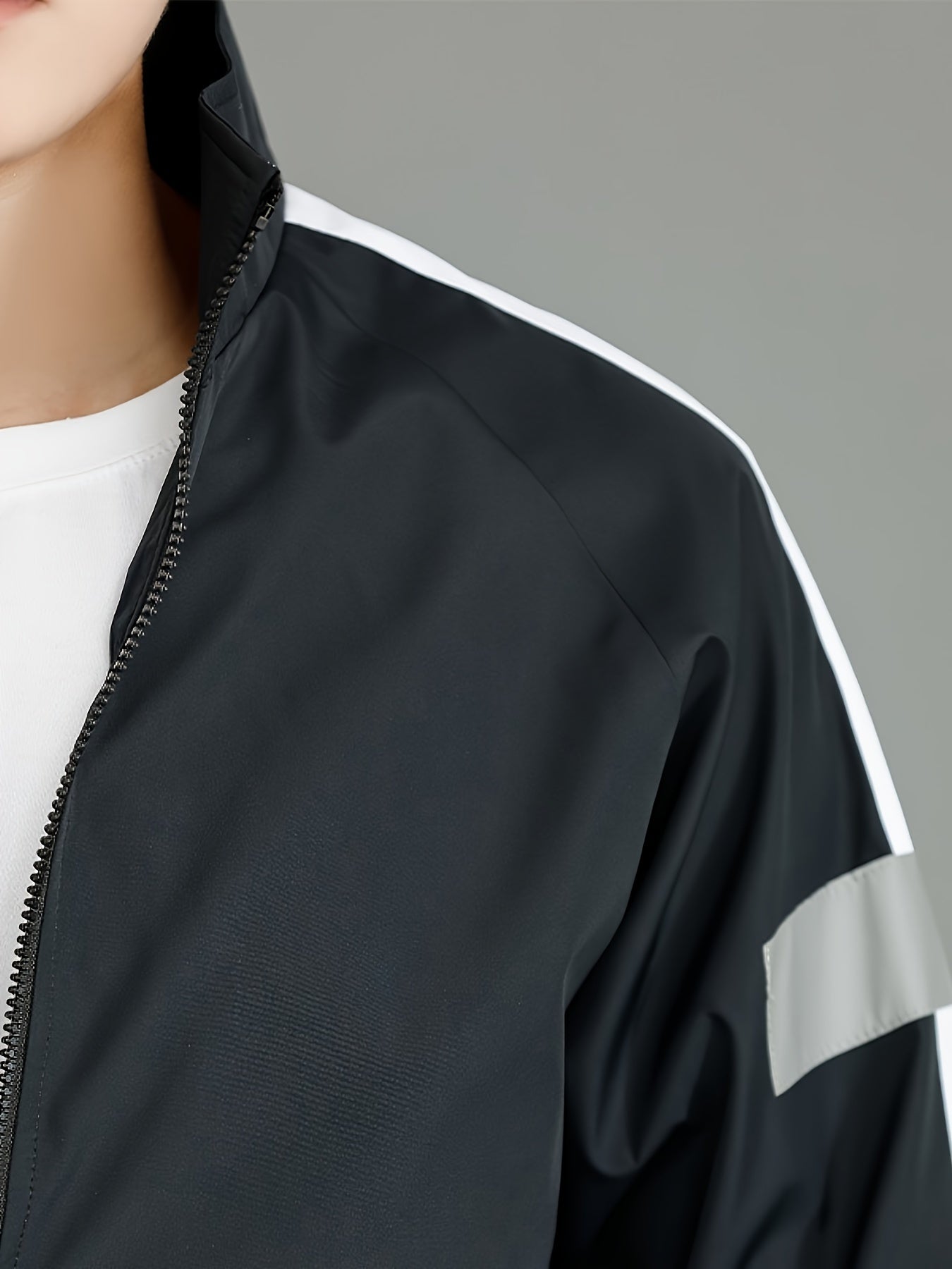 Erkaklar uchun bahor va kuz sport kostyumi, rangli yaka bilan, uzun qo'lqopli ko'ylak va shimlarni o'z ichiga oladi.