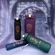 Halloween qurbongoh suvi stakanlari to'plami 3 ta oqmas sport suv shishasini, solgich va vaqt belgisini o'z ichiga oladi. Ofis, maktab, sport zali va ochiq havoda faoliyatlar uchun ideal. Halloween bezaklari yoki bayram sovg'asi uchun mukammal.