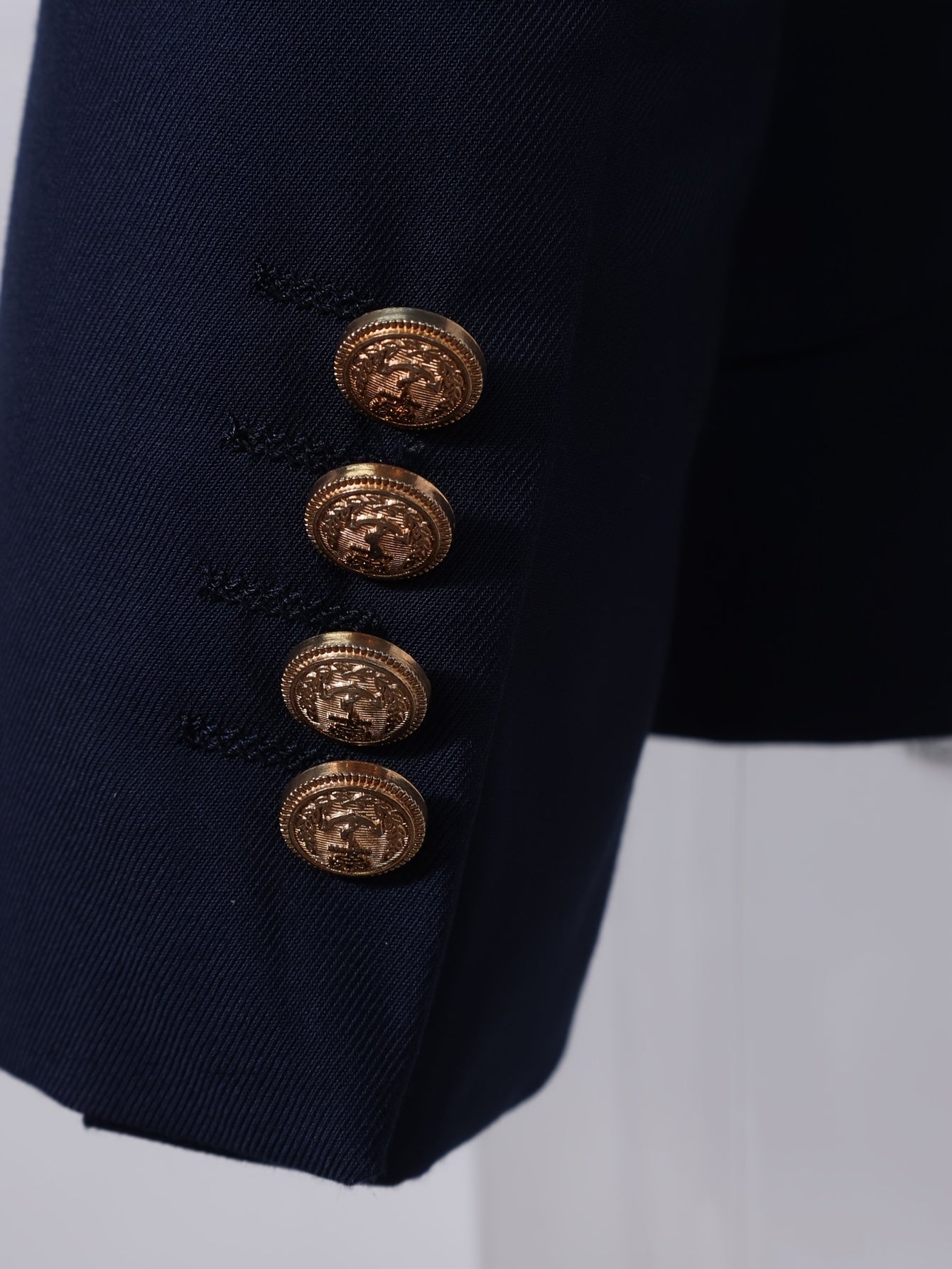 Erkaklar uchun tasodifiy blazer, brosh bilan, Britaniya uslubi, bir rangli, to'qilgan mato, oddiy kesim, tugma tafsiloti, polyester astar, barcha mavsumlar uchun.