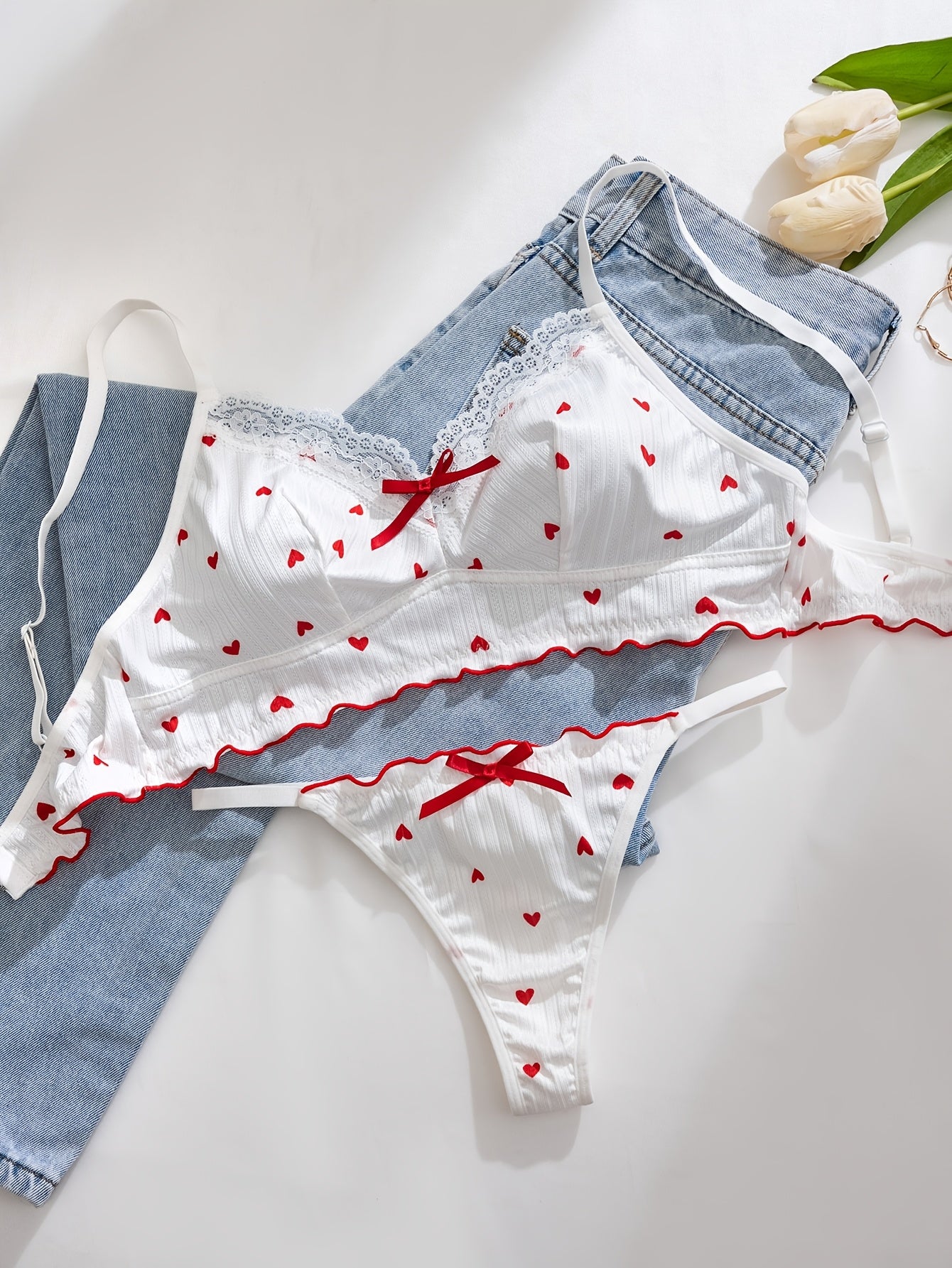 Ayollar uchun yurak naqshli dantel trimli ichki kiyim to'plami, brassiyer va thong ichki kiyimni o'z ichiga oladi, yoqimli to'qilgan matodan tayyorlangan. 90% polyester va 10% elastan materialidan tayyorlangan.