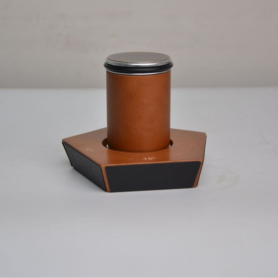 Qorong‘u jigarrang pentagonal qattiqlashtiruvchi tosh, oshxona pichog‘i va asboblar uchun aylanuvchi qattiqlashtiruvchi, barcha po‘lat qattiqliklariga mos keladi.