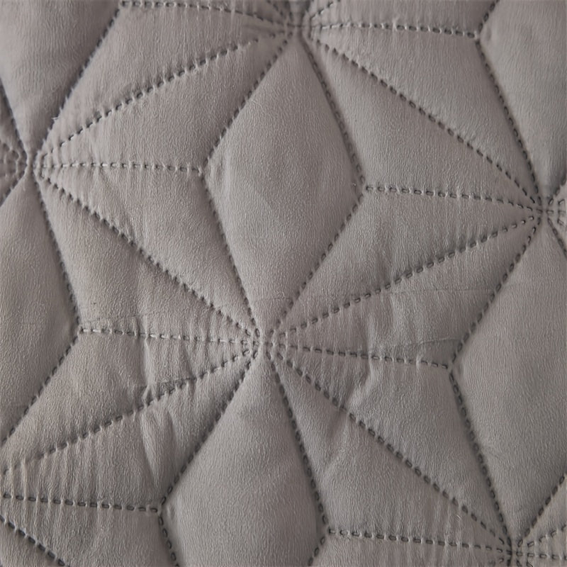 Водонепроницаемый тонкий матрасник с защитой от пыли и пятен. Идеально подходит для использования в качестве подстилки для подгузников. Мягкое и комфортное постельное белье, которое можно стирать в машине для легкого ухода. Наволочка не включена.