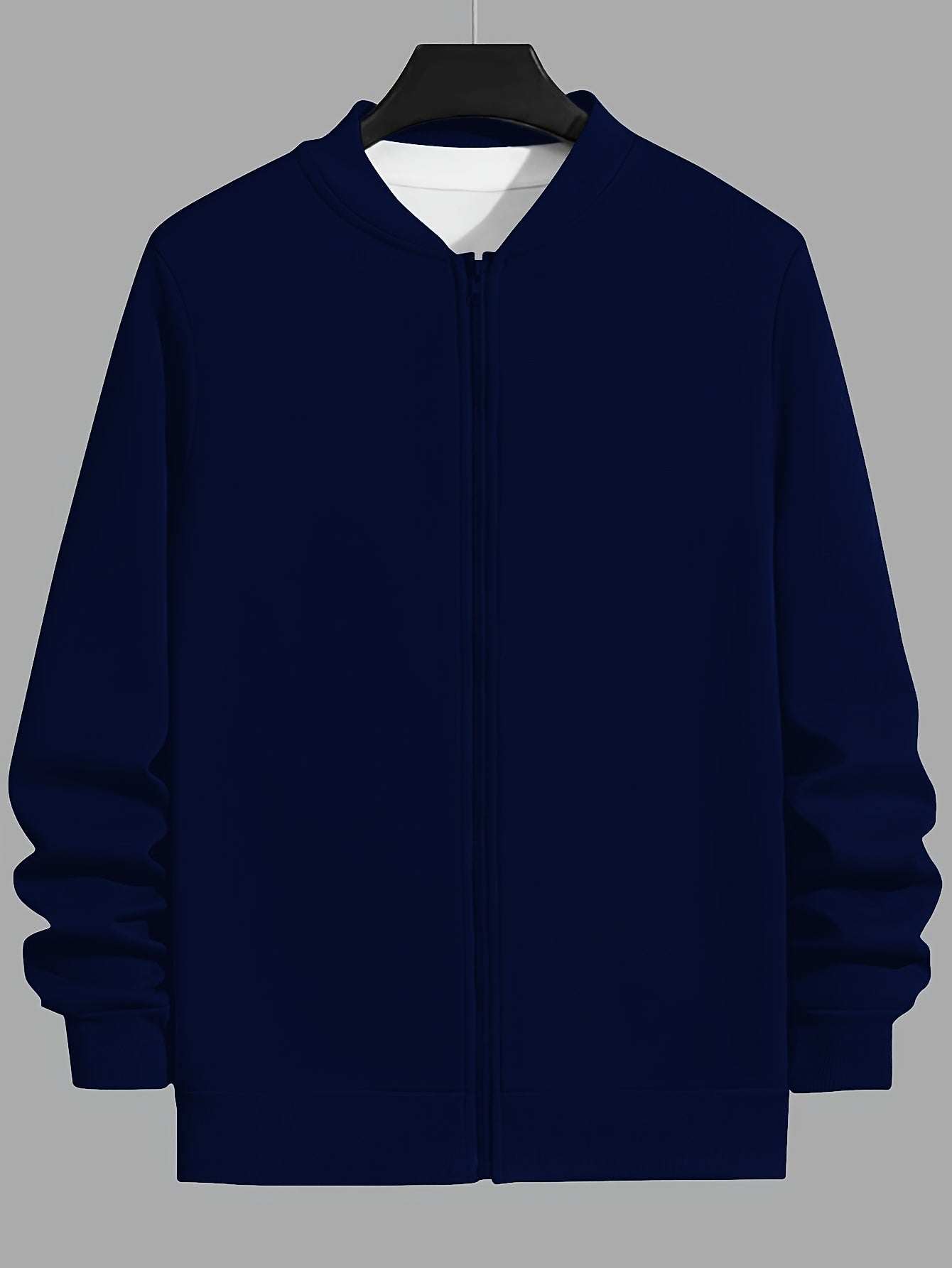 Katta o'lchamdagi erkaklar uchun zip-up kurtka, bir rangda va beysbol yaka bilan, kuz va qish uchun mukammal.