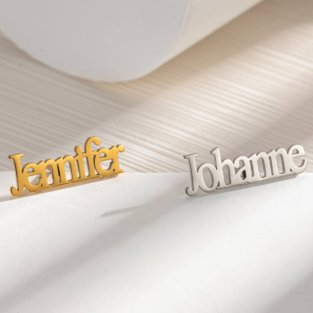 Maxsus tayyorlangan zanglamas po'latdan yasalgan ism broshka, 18K oltin qoplamasi bilan, boho sexy uslubida, ta'til sovg'asi yoki partiya aksessuariga juda mos keladi.