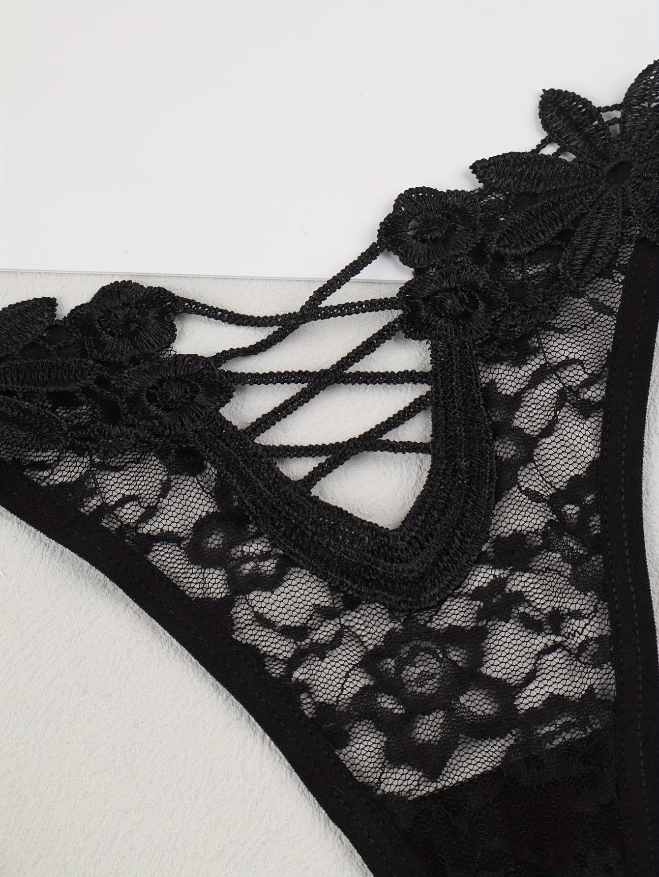 Красные кружевные стринги с сетчатыми деталями, изготовленные из 90% полиамида и 10% эластана, идеально подходят для взрослых.