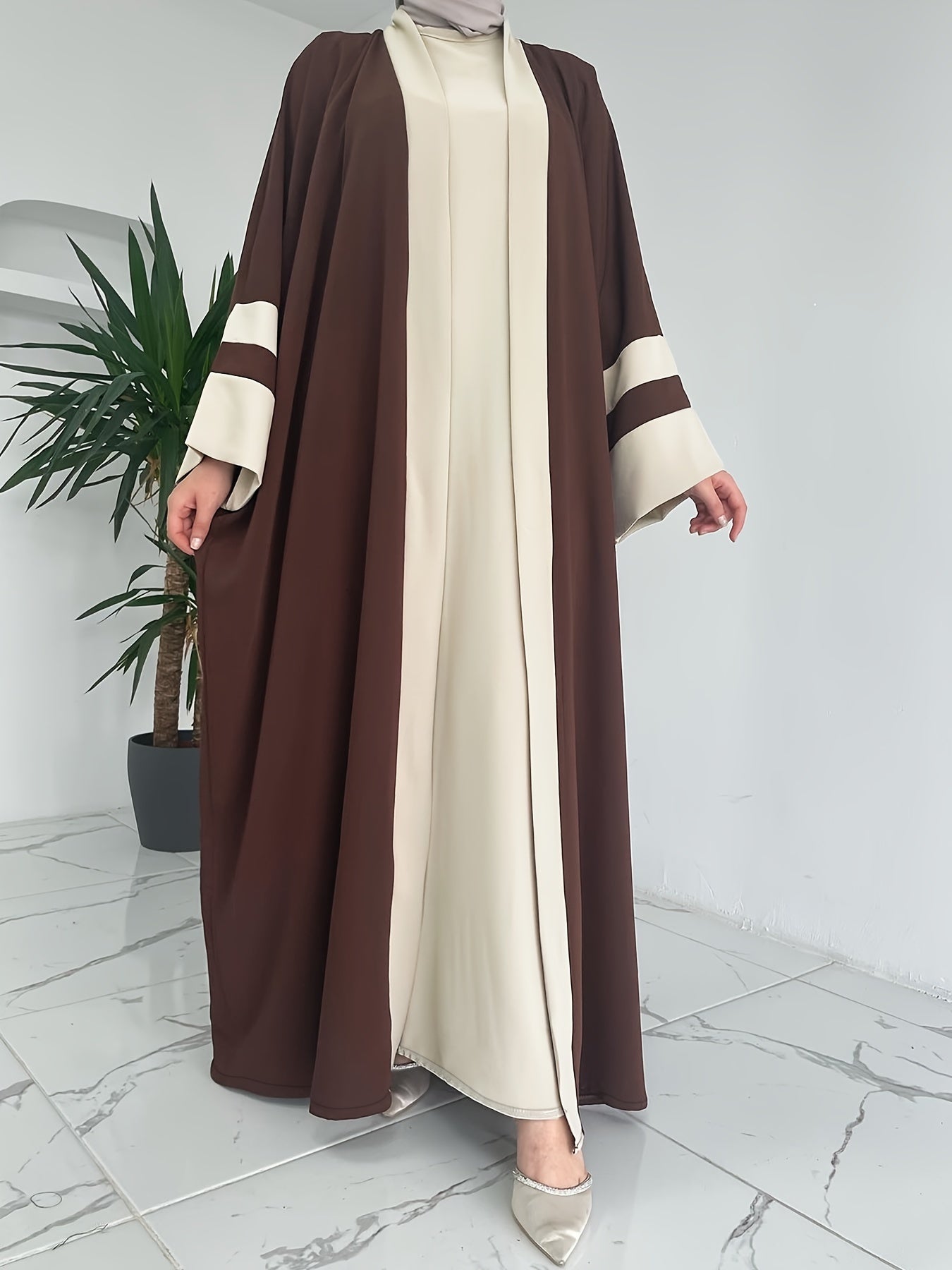 Стильный комплект: платье-майка с круглым вырезом и открытая накидка в однотонном стиле кафтана.