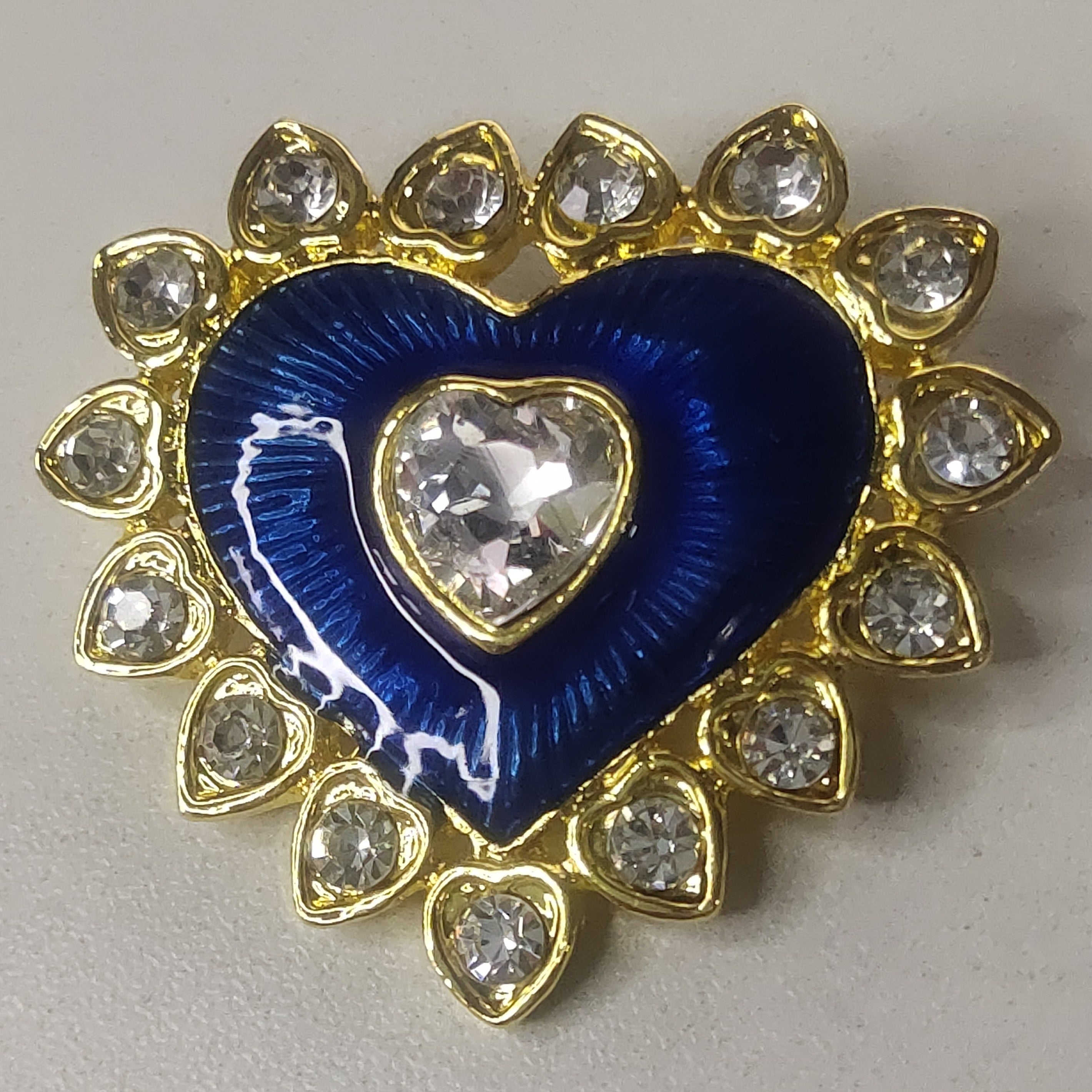 Vintage yurak shaklidagi alloy brooch pin, porloq kristallar va O'rta Sharq dizayni bilan