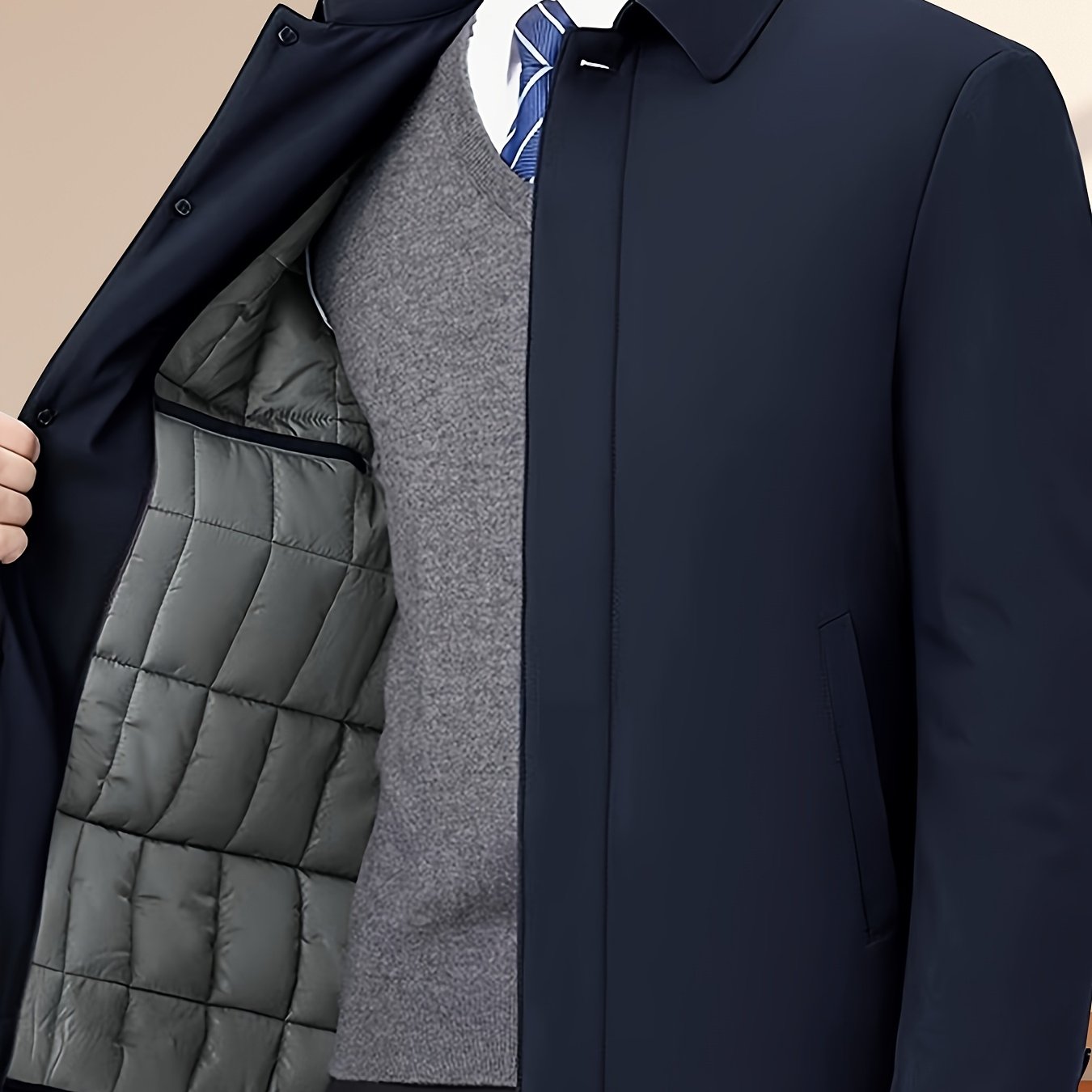 Erkaklar uchun premium qattiq rangli kuz/qish palto, issiqlik uchun qalinlashtirilgan polyesterdan tayyorlangan, lapel yaka, oddiy kesim va to'liq astarlangan, qari erkaklar uchun.