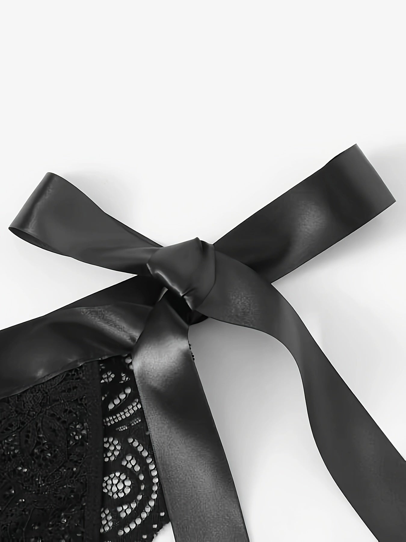 Ayollar uchun chuqur bra va thong bilan dantelli ichki kiyim to'plami.