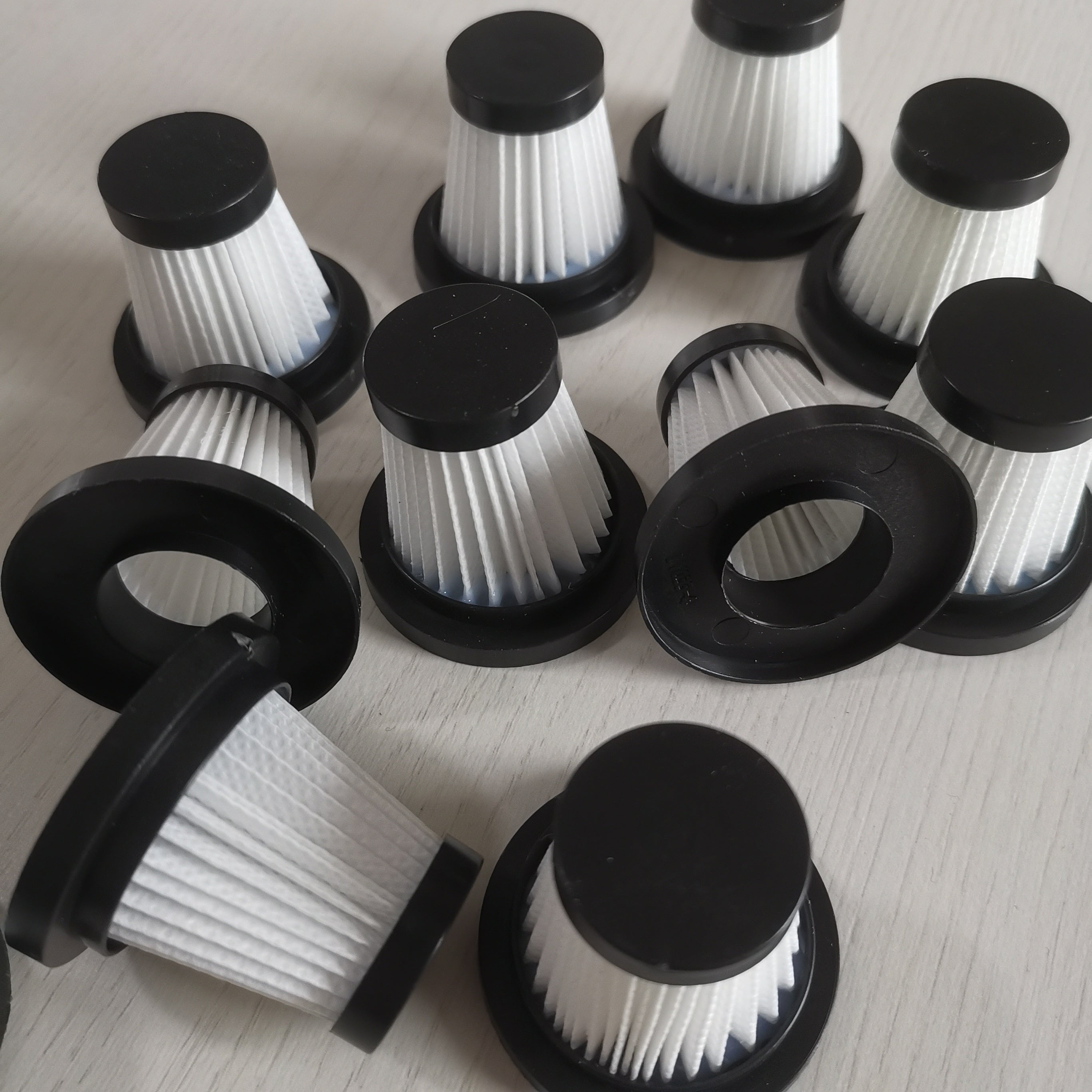 Комплект HEPA-фильтров для автомобильных пылесосов - моющийся, совместимый с ручными моделями, размеры 5.0 см x 4.6 см.