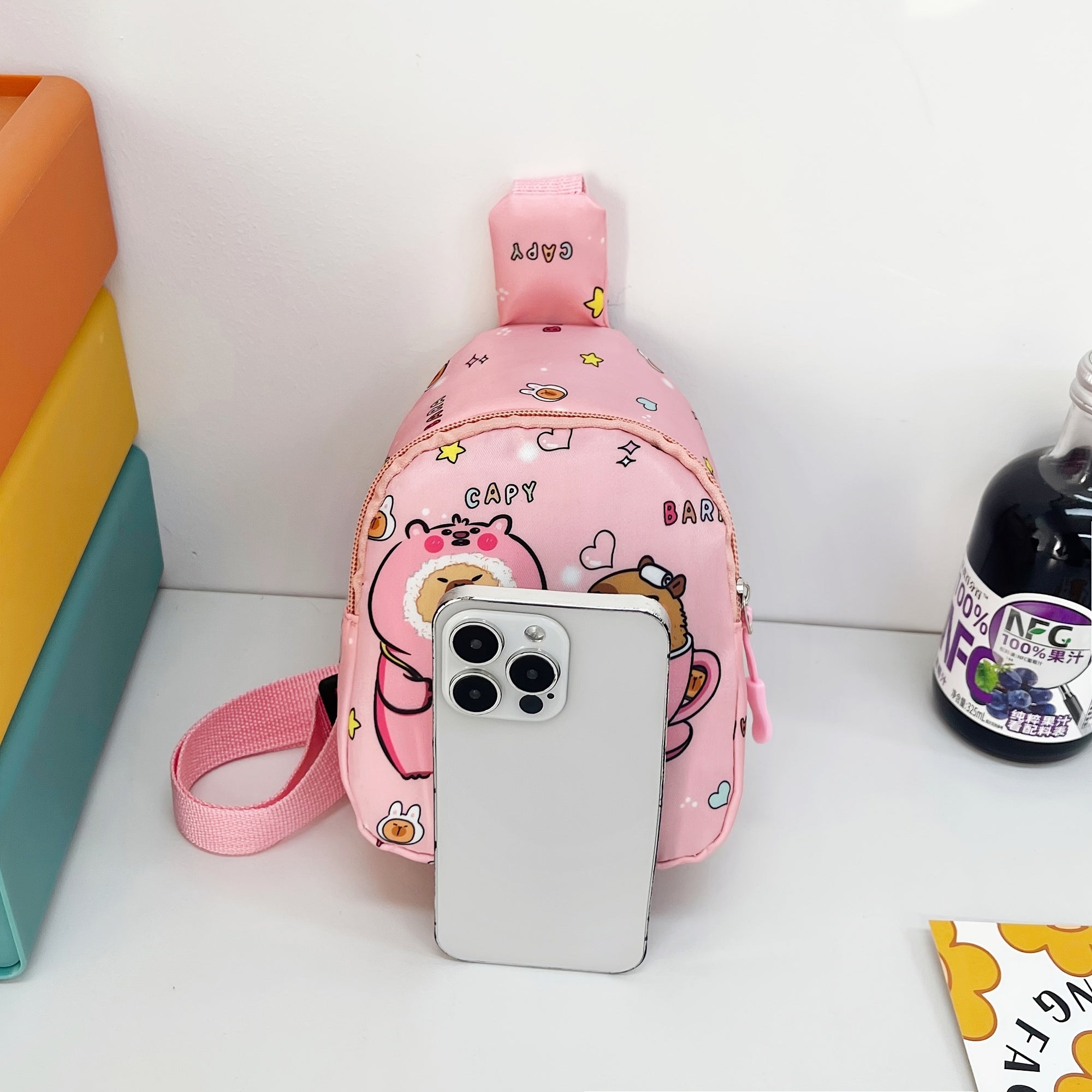 Qulay kapibara printli kesim sumkasi, sozlanadigan belbog'i, fermuari, ajratiladigan tangalar sumkasi va hamyon bilan. Sayohat, piyoda yurish, velosipedda yurish uchun ideal. Qo'l bilan yuvish, o'g'il va qizlar uchun ajoyib tug'ilgan kun sovg'asi.