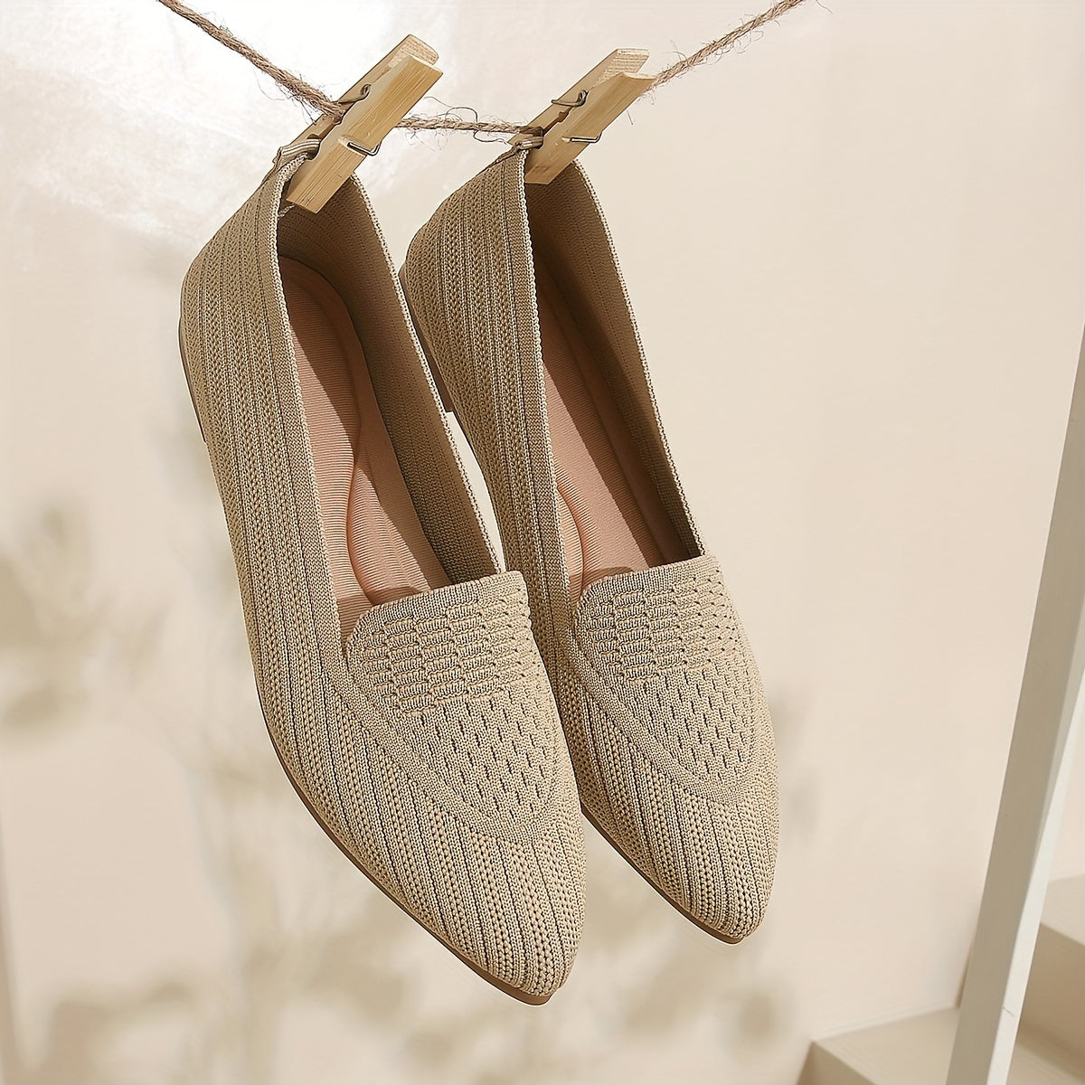 Ayollar uchun mustahkam ranglarda yumshoq, engil to'qilgan tekis poyabzal, nuqtali barmoq va havo o'tkazuvchi dizayn bilan.