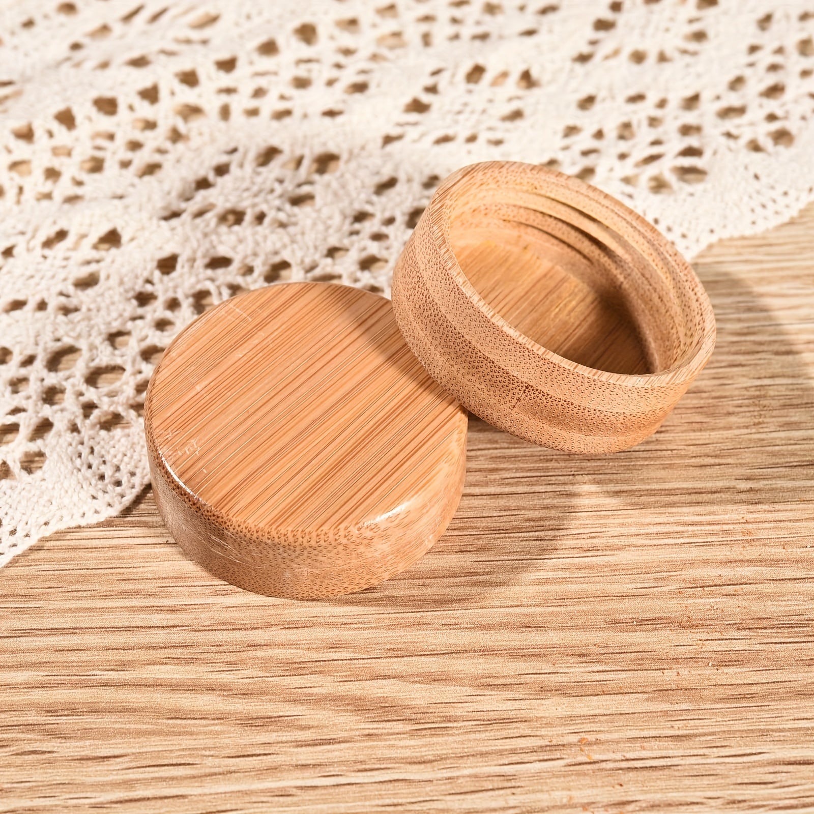 6, 12, 24 yoki 30 ta 100ml dumaloq shisha ziravorlar idishlari, muhrlangan bambuk qopqoq va sepgich qopqoq bilan, ovqat tayyorlash va ziravorlash uchun, ziravorlar tokchasi yoki tortma saqlash uchun ideal.