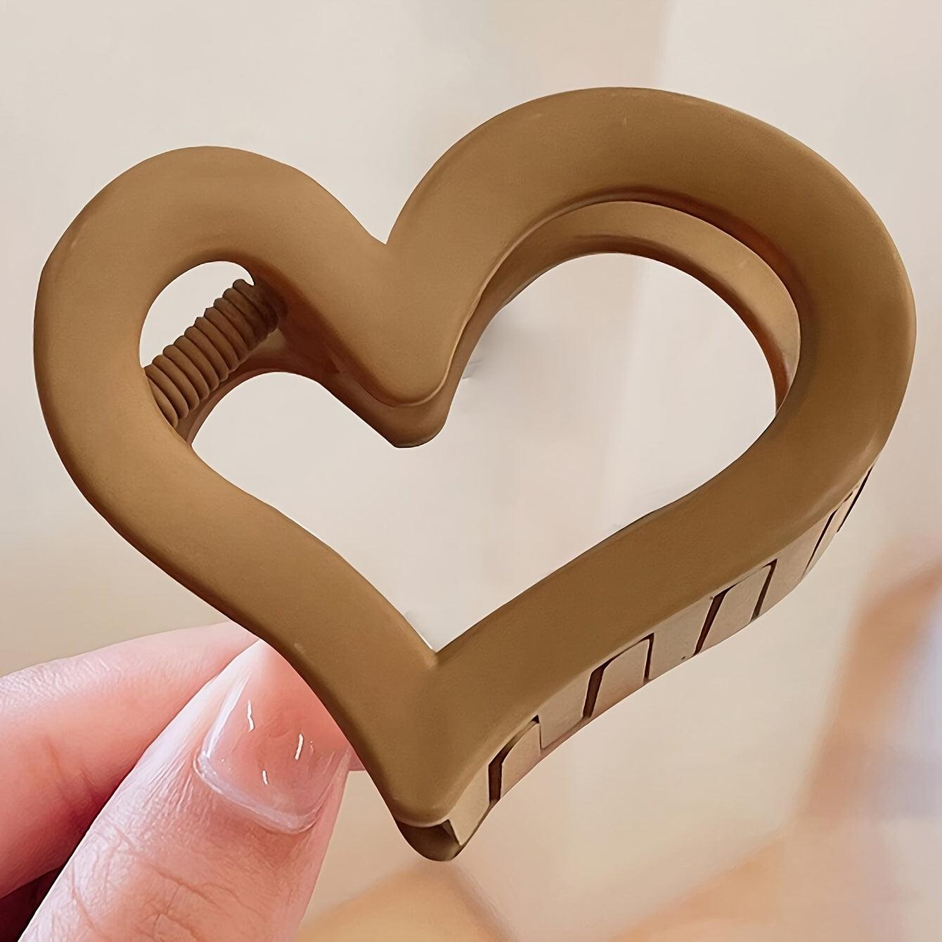 Women Heart-Shaped Plastic Hair Clips Set Medium Size Durable Strong Grip Minimalist Hair Accessories