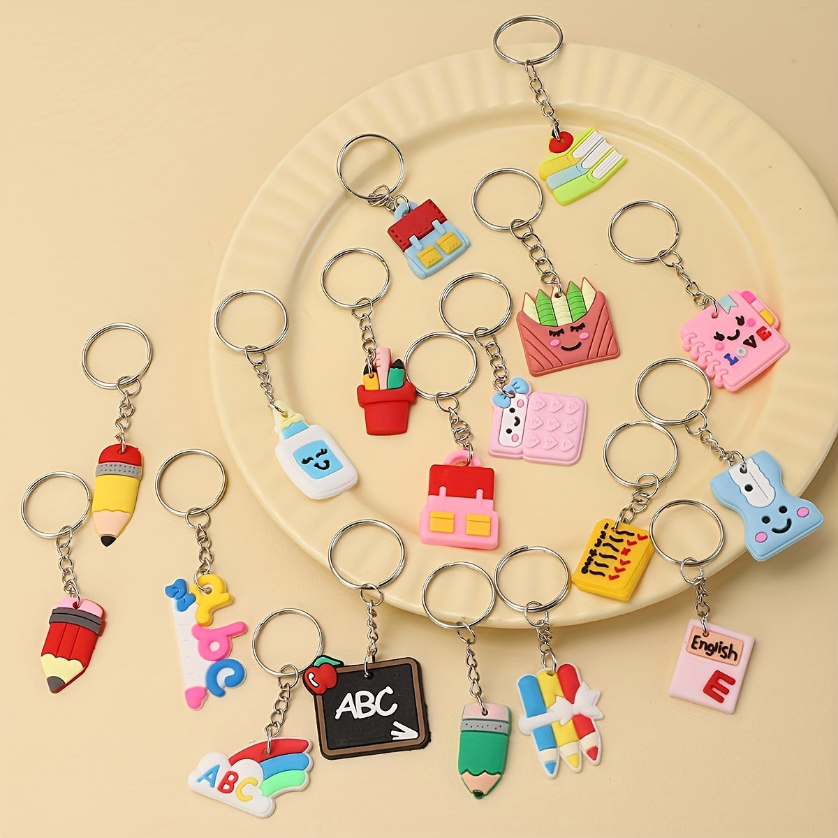 18 ta Yoshlar uchun Stansiya Kalitlari - Raxmatli PVC Charmlar, Rukzaklar va Hamyonlar uchun, Sinfda Mukofotlar va Yoshlar Kuni uchun Ideal