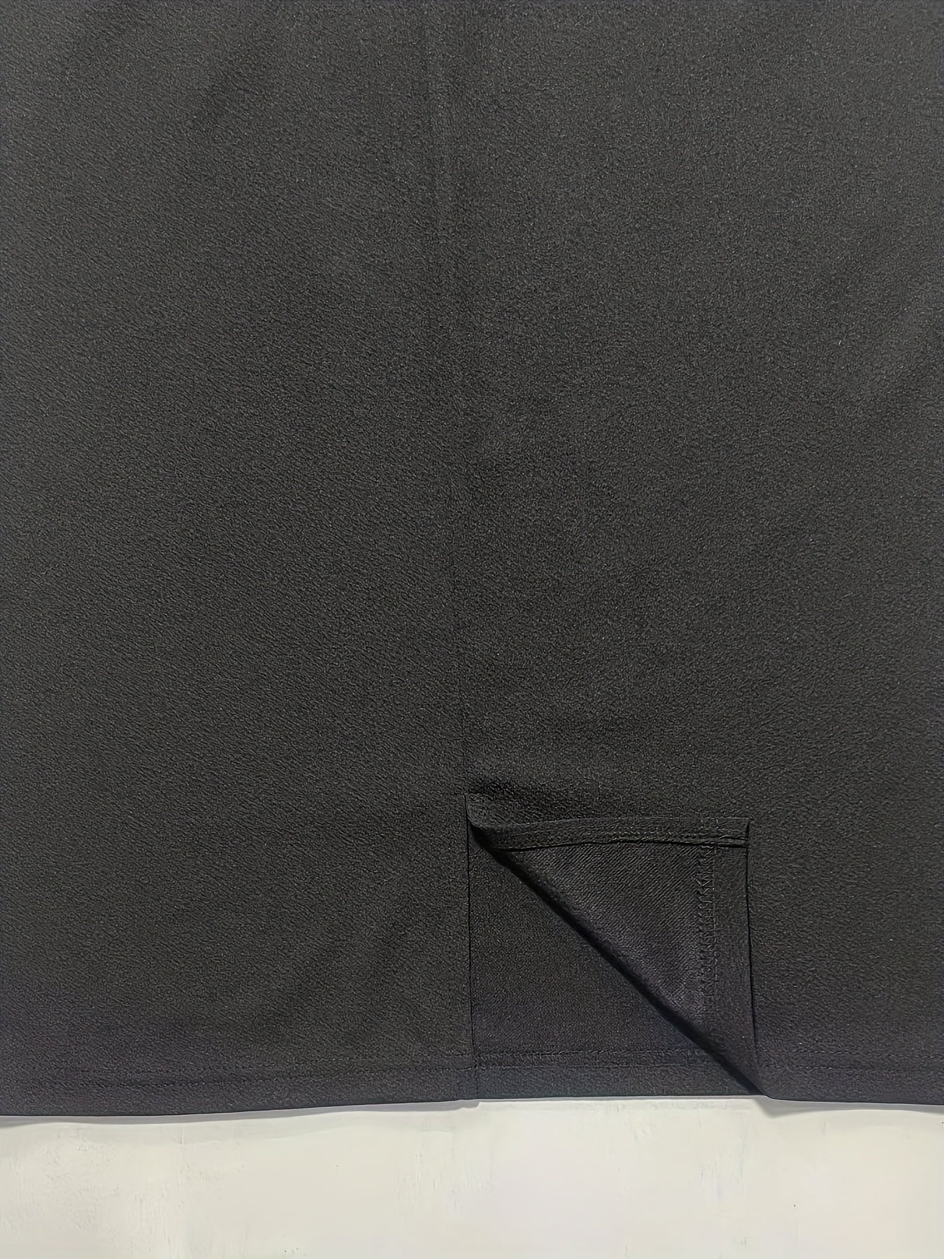 Zarif plussayz qalam yubka, yuqori bel bilan, yirtilgan pastki qismi, bir rangda, cho'ziluvchan polyester. Mashinada yuvish mumkin, bahor/yoz/kuz uchun mukammal, 0XL-3XL o'lchamlarda mavjud.