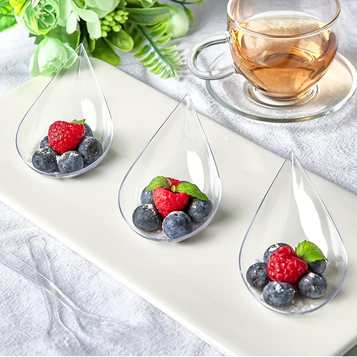 Set of 50 or 100 Clear Plastic Mini Appetizer Plates and Tasting Forks 10.16cm