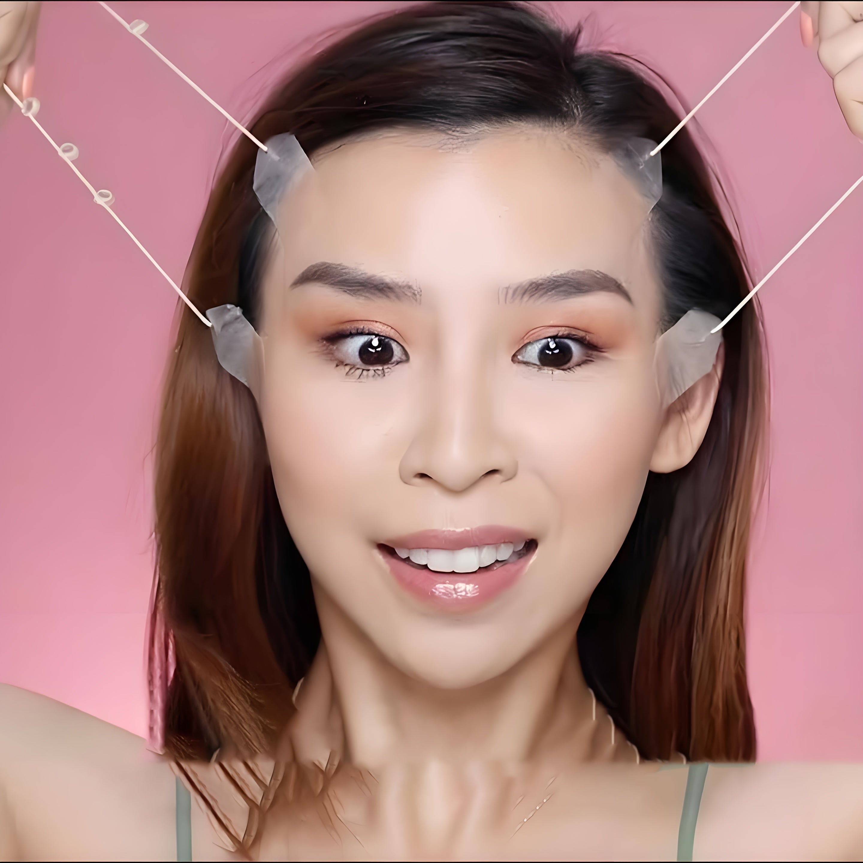 Yuz tasmasi va bandajlar to'plami 18 ta ko'rinmas yuz tasmasi va bo'yin, jag' chizig'i va ikki chin joyi uchun 4 ta sozlanadigan tasmani o'z ichiga oladi. Qayta ishlatiladigan va hidlanmagan.