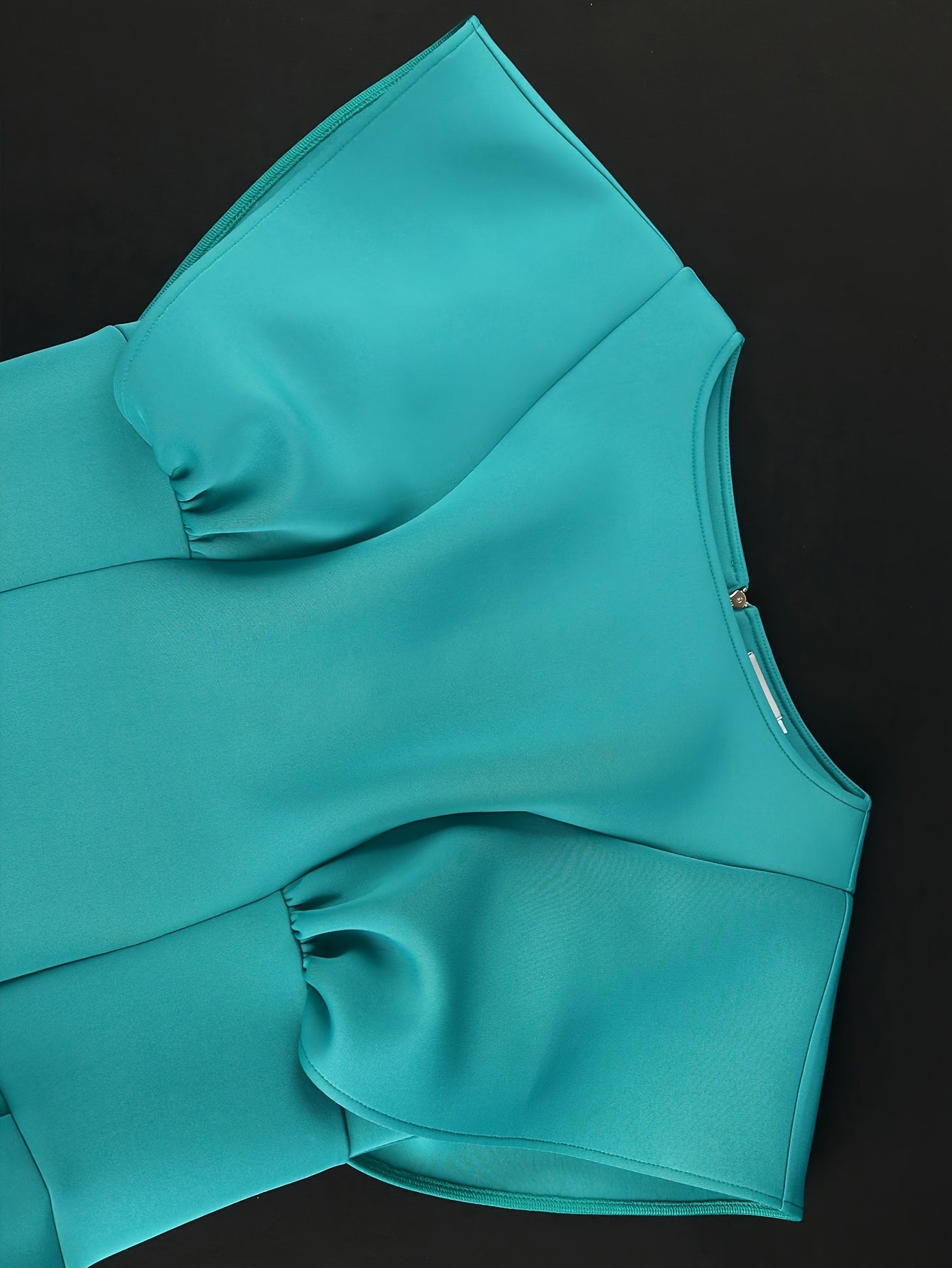 Женское платье А-силуэта короткое с расклешёнными рукавами, собранным подолом, круглым вырезом, вечернее платье