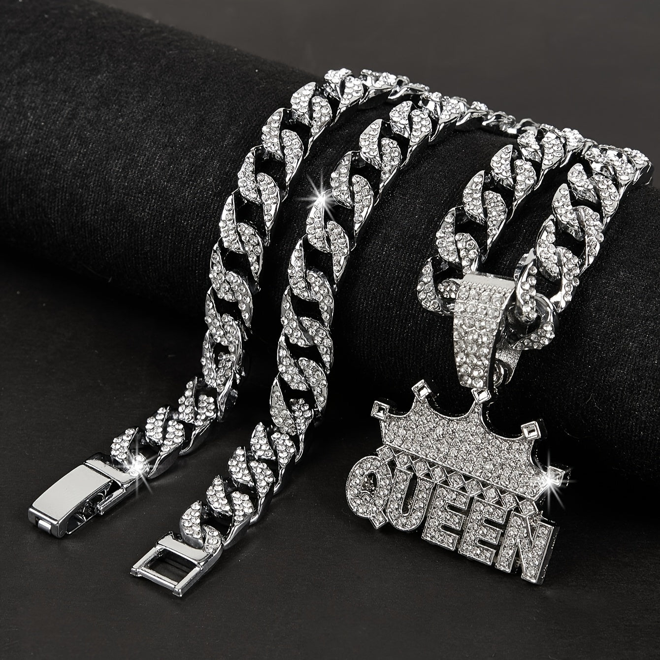 "Ichki qirolingizni qabul qiling, Crown Queen marjonini taqing! Ushbu ajoyib buyum kuch va nafislikni ifodalaydigan qirol taqini o'z ichiga oladi. Qirollikning jozibasini his eting va har qayerda malika kabi his qiling, ushbu zamonaviy aksessuar bilan. "